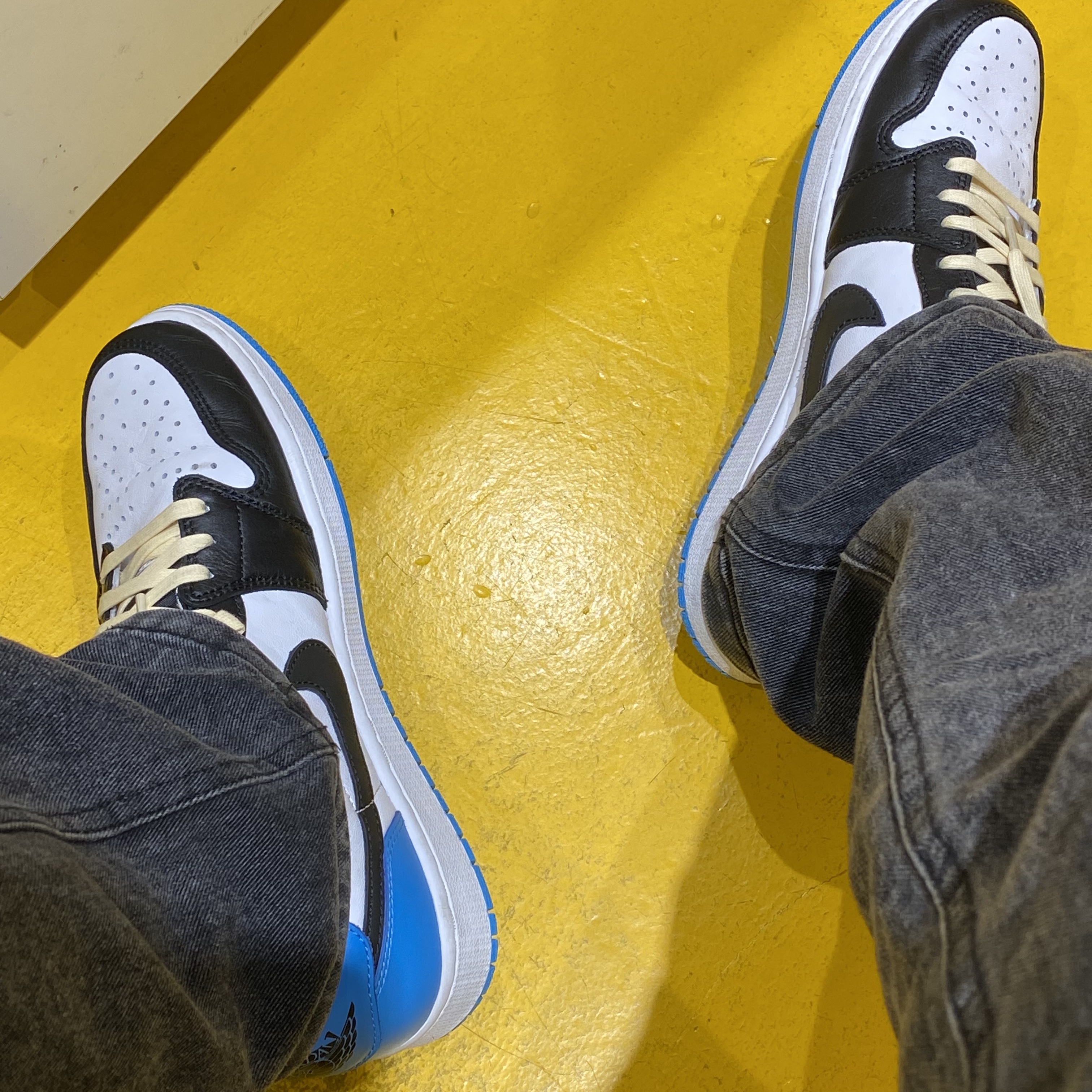 Jordan 1 Retro Low OG Black and Dark Powder Blue 착용 스타일