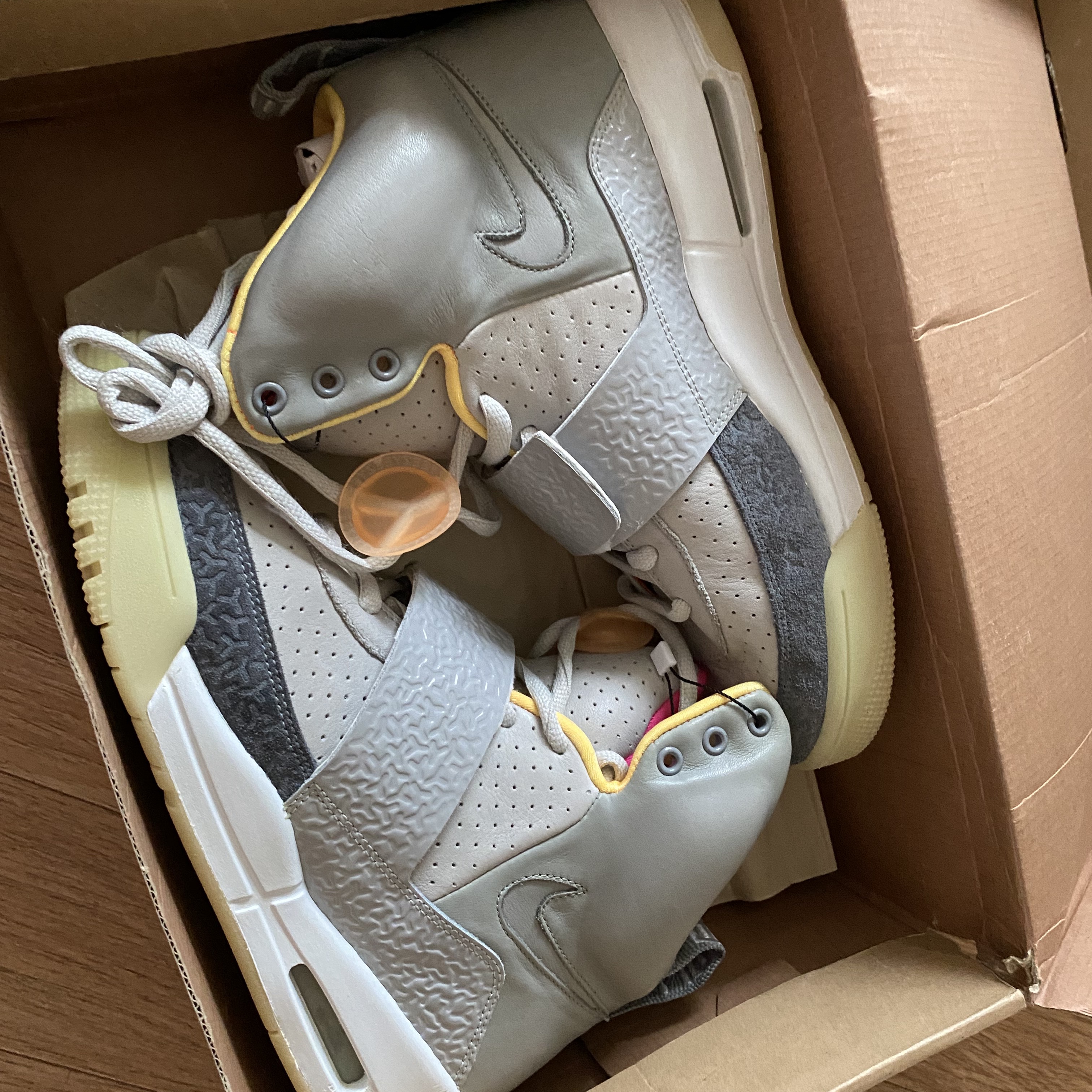 Nike Air Yeezy 1 Zen Grey 착용 스타일 - 2