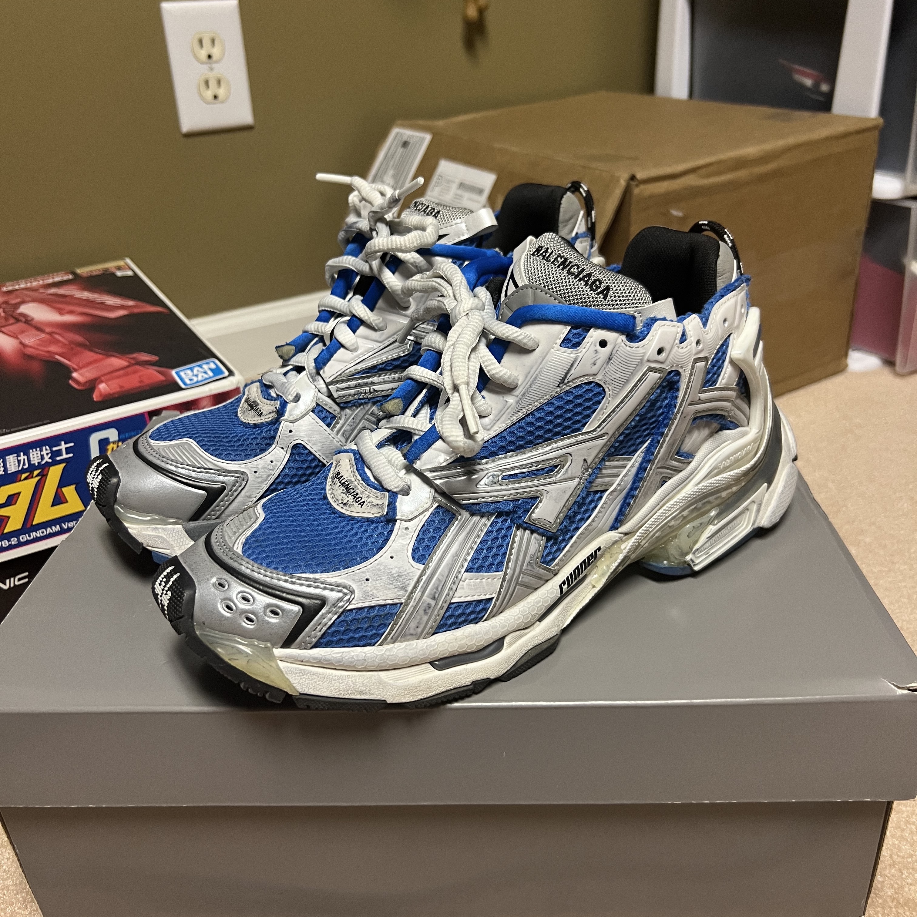 Balenciaga Runner Sneakers Blue White, Supreme MG 1/100 RX-78-2 Gundam Ver. 3.0 착용 스타일