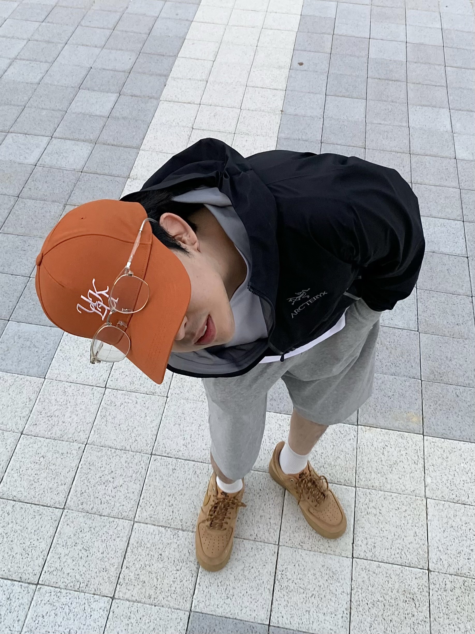 Arc'teryx Beta Jacket Black, Nike Air Force 1 '07 WB Flax 착용 스타일 - 1