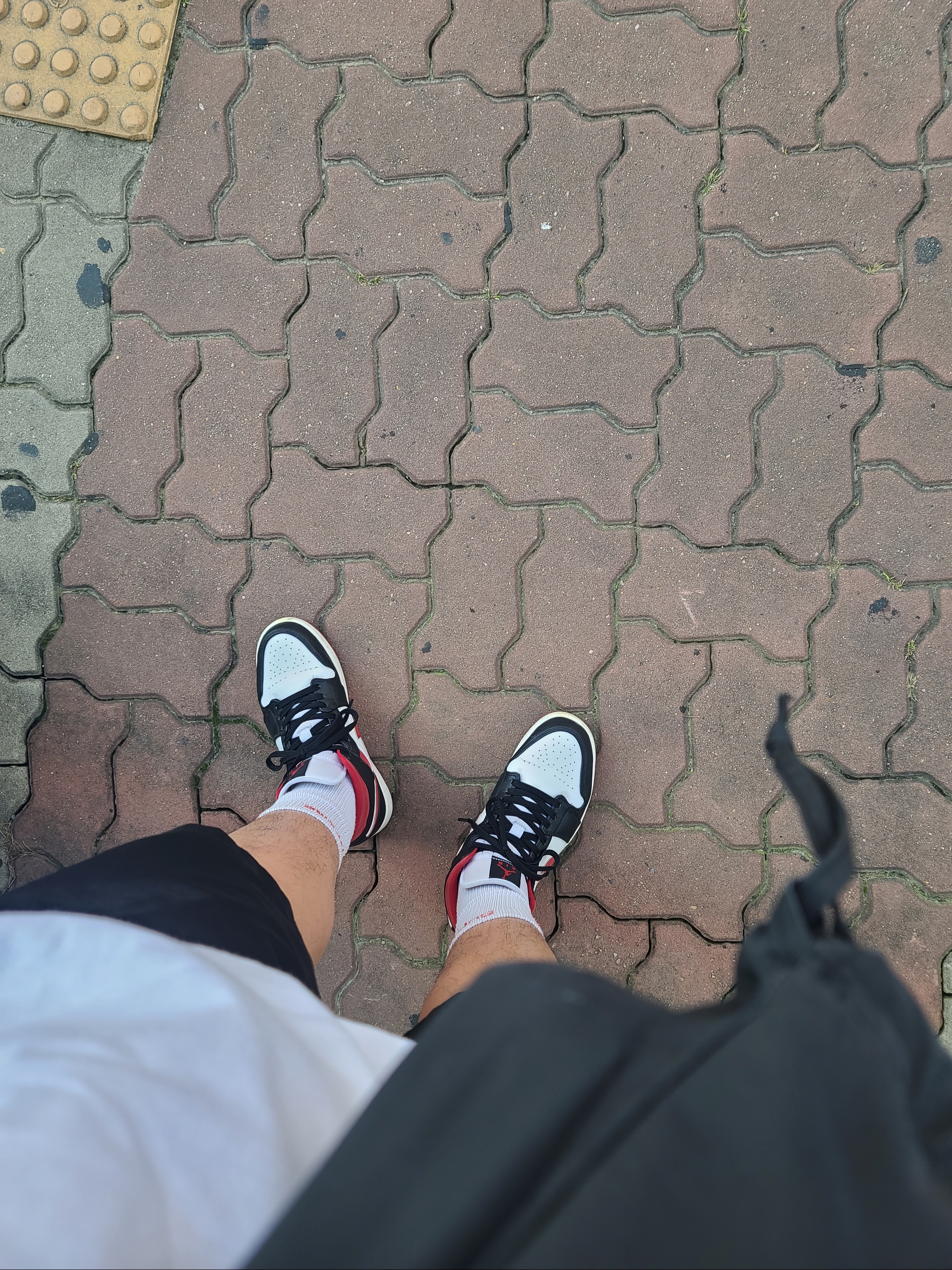 Jordan 1 Mid Gym Red Black White, Supreme Hanes Crew Socks White (4 Pack) 착용 스타일