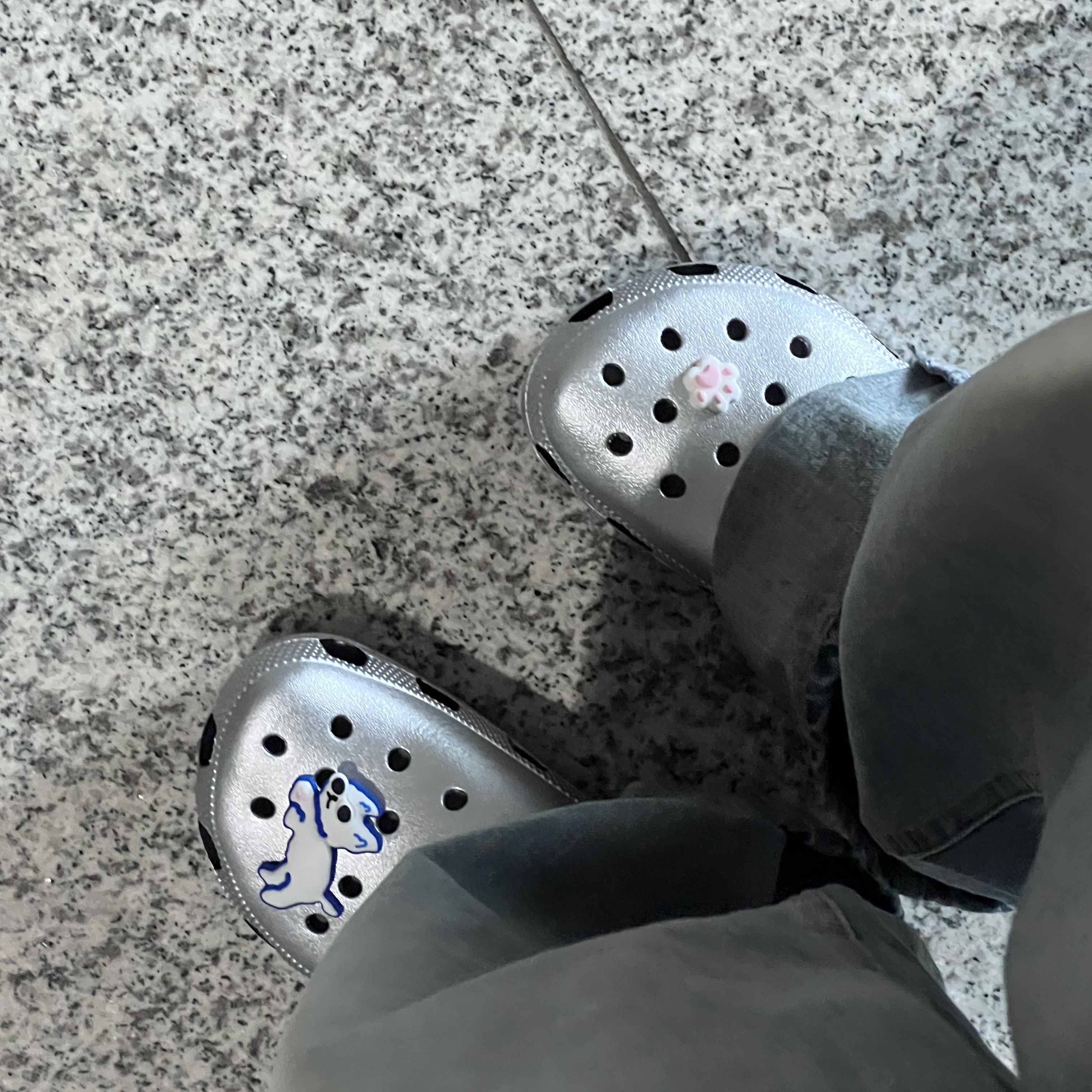 Crocs Classic Metallic Clog Silver 착용 스타일 - 1