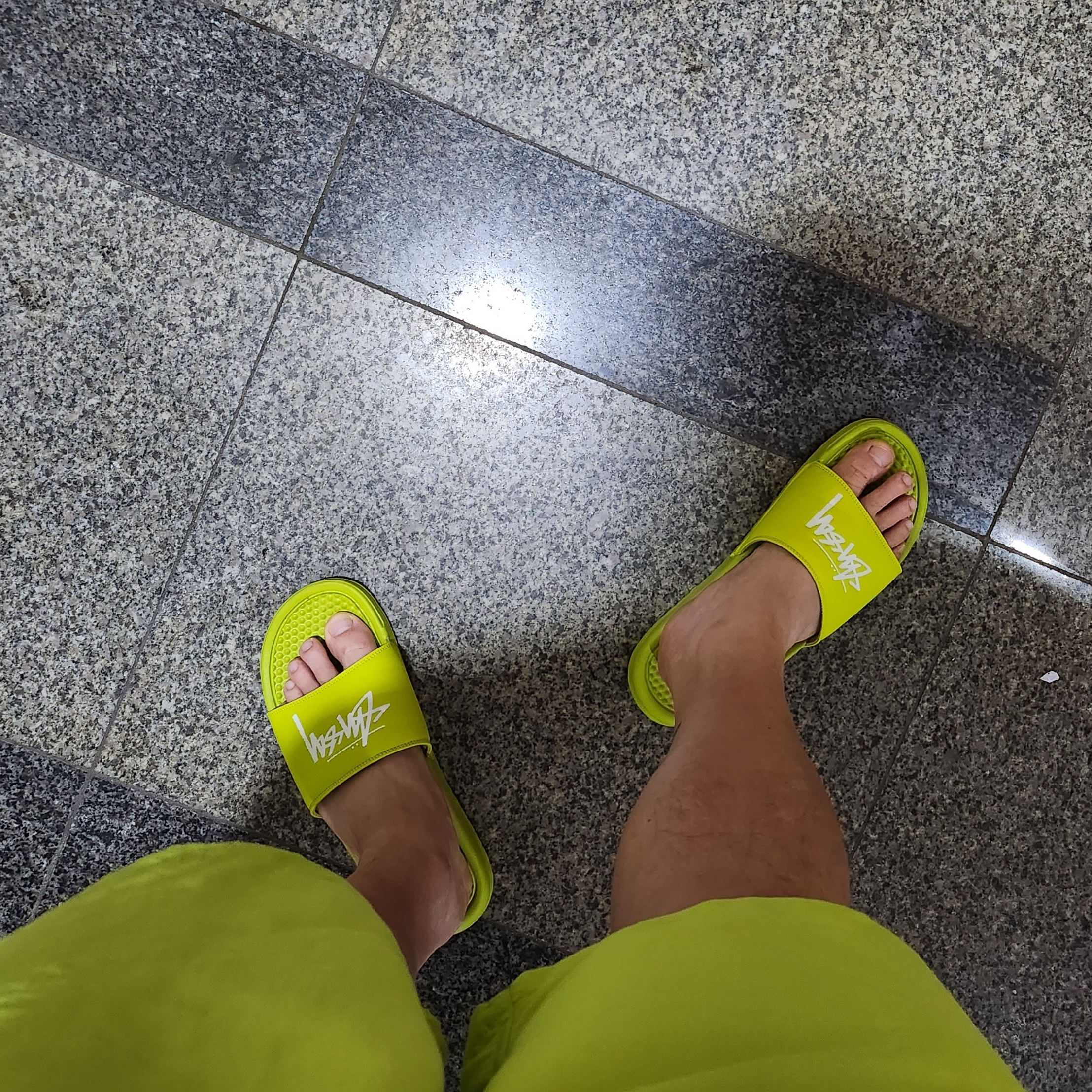 Nike x Stussy Benassi Slide Volt 착용 스타일 - 2