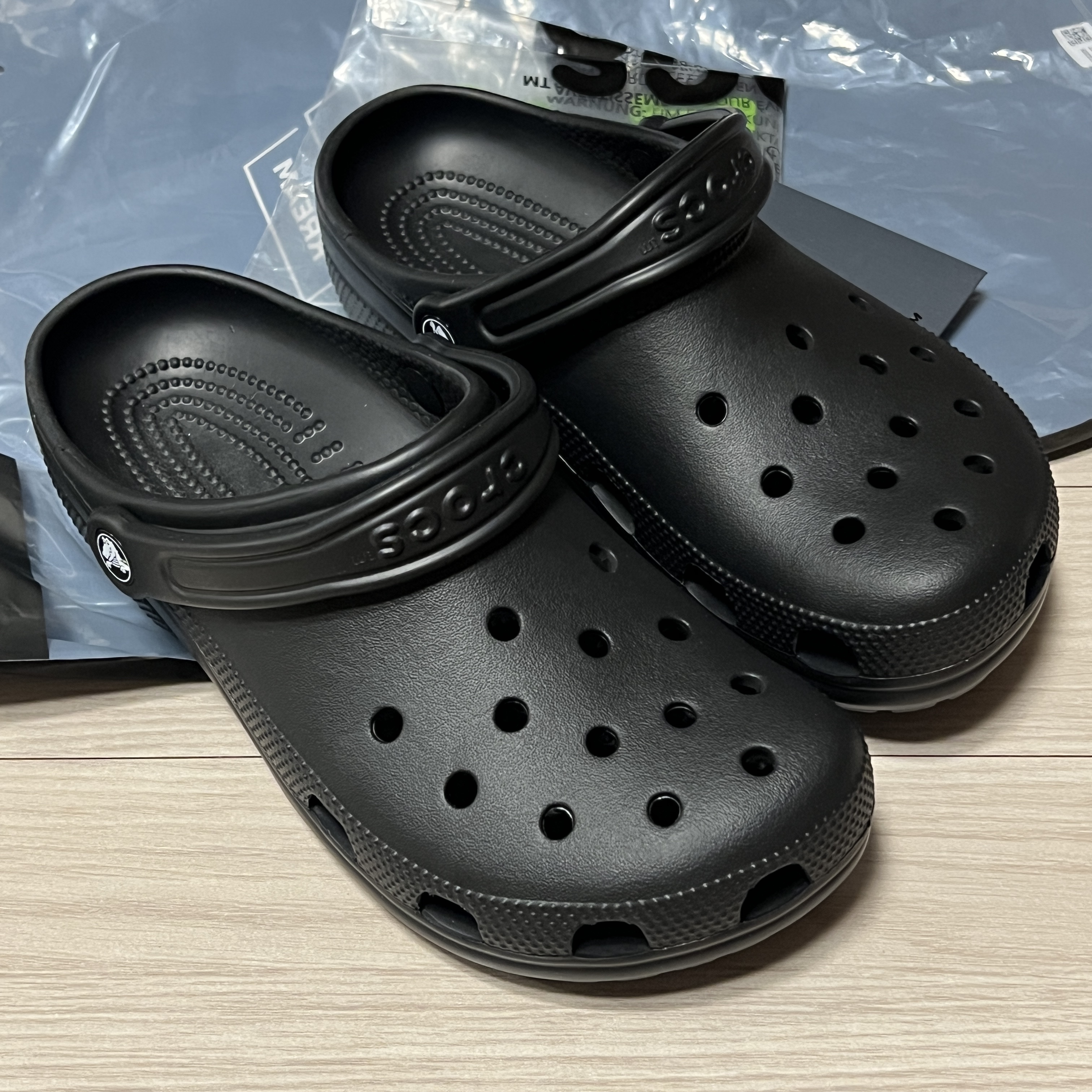 Crocs Classic Clog Black 착용 스타일 - 1