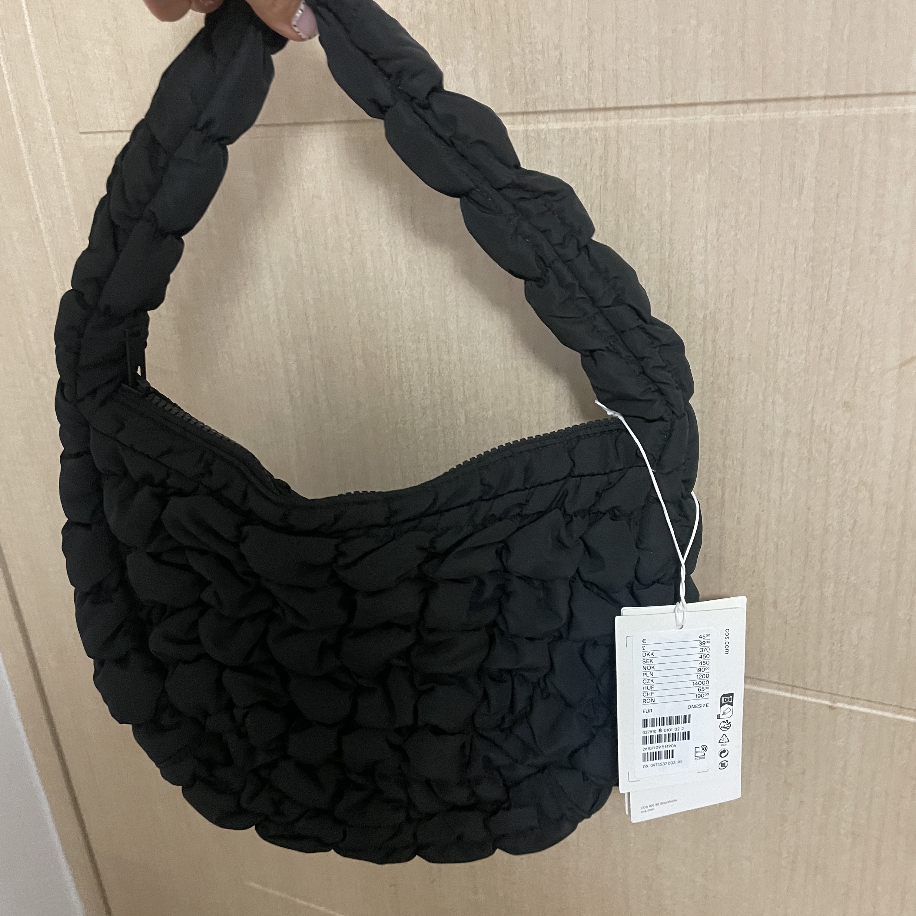 COS Quilted Mini Bag Black 착용 스타일 - 4