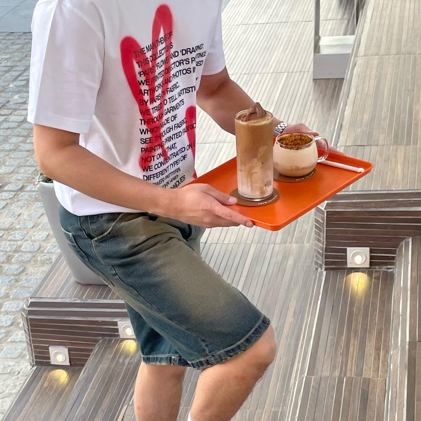 The Museum Visitor Heart Sprayed T-Shirt White, Clarks Wallabee Maple Suede 착용 스타일 - 2