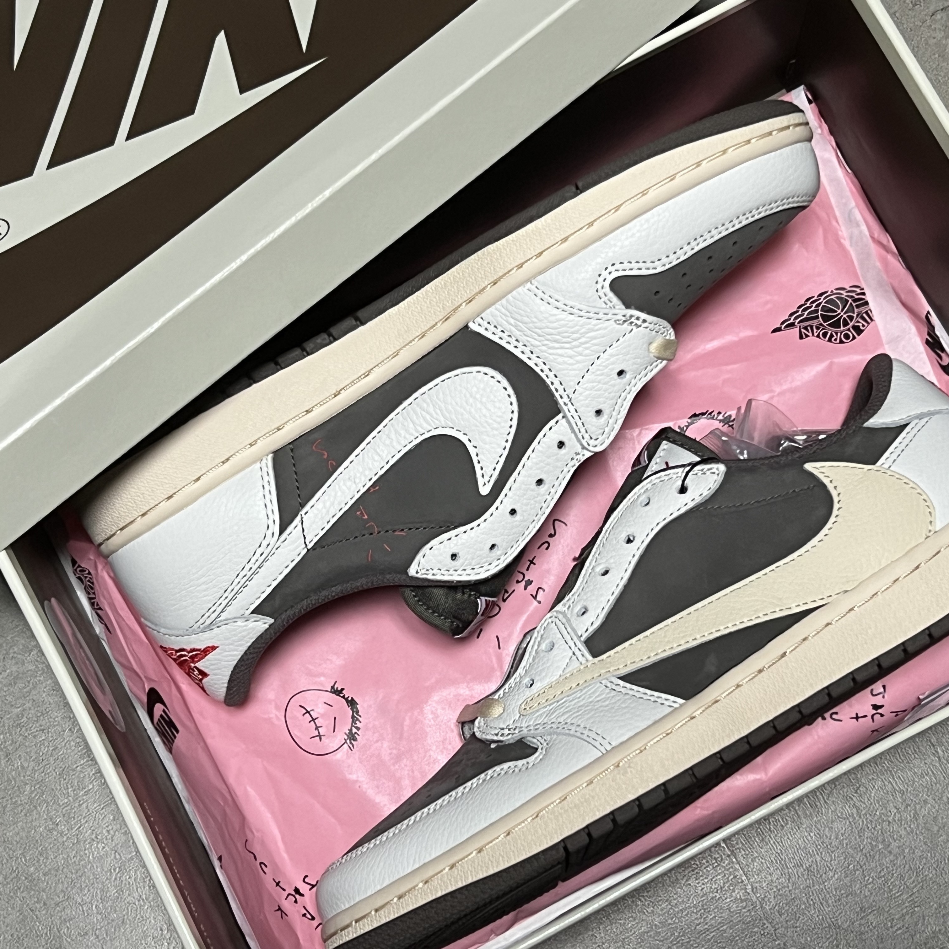 Jordan 1 x Travis Scott Retro Low OG SP Sail and Ridgerock 착용 스타일
