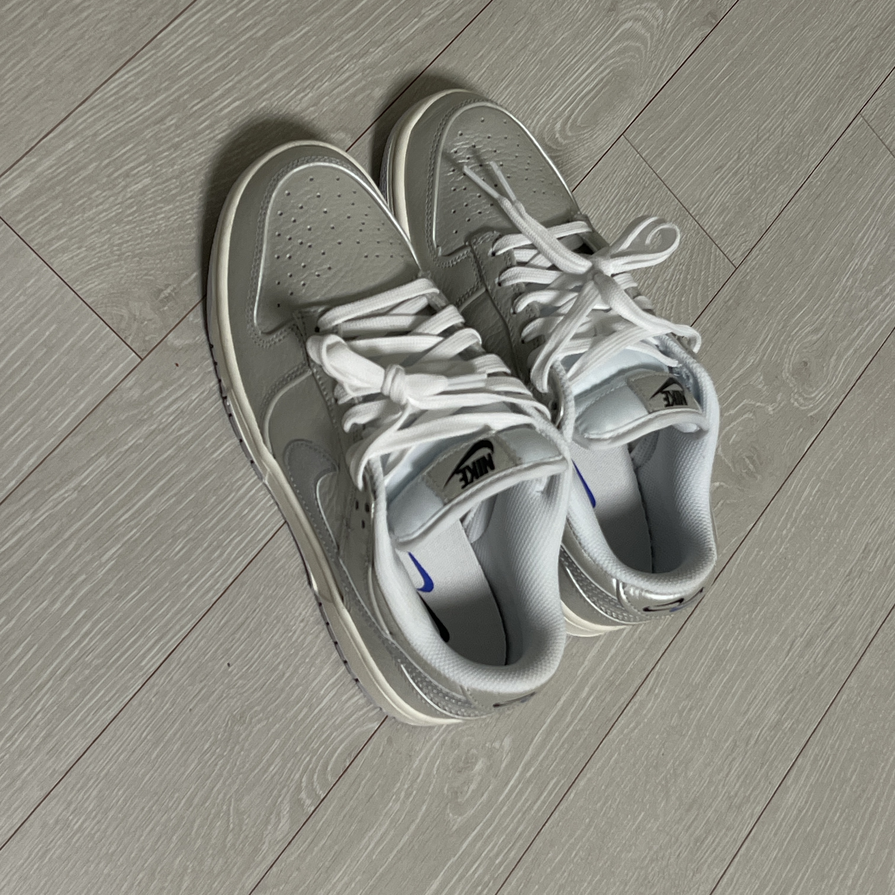 Nike Dunk Low SE Metallic Silver 착용 스타일