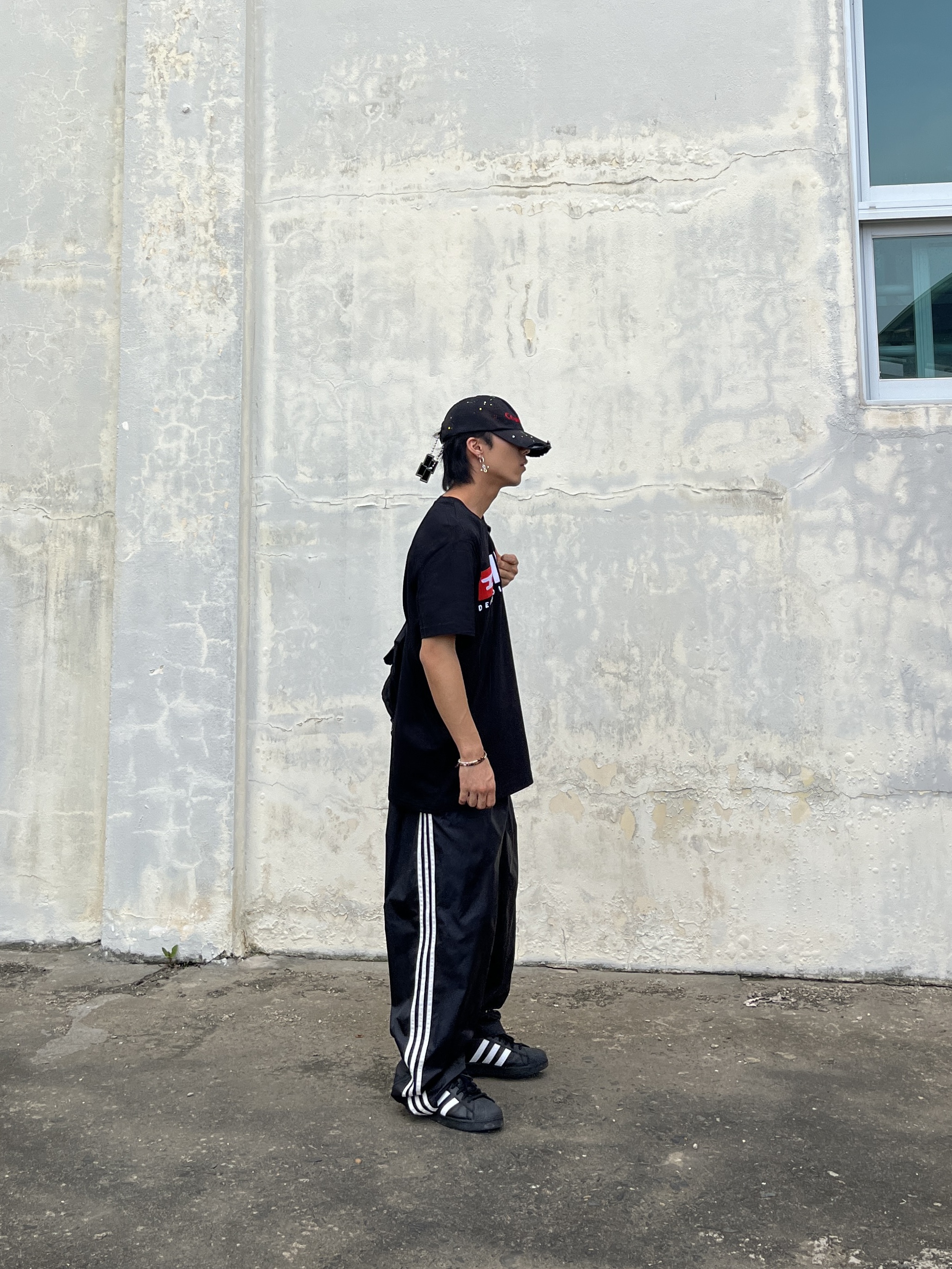 Adidas Superstar Core Black White, Diesel T-Diegor-Div T-Shirt Black 착용 스타일 - 2