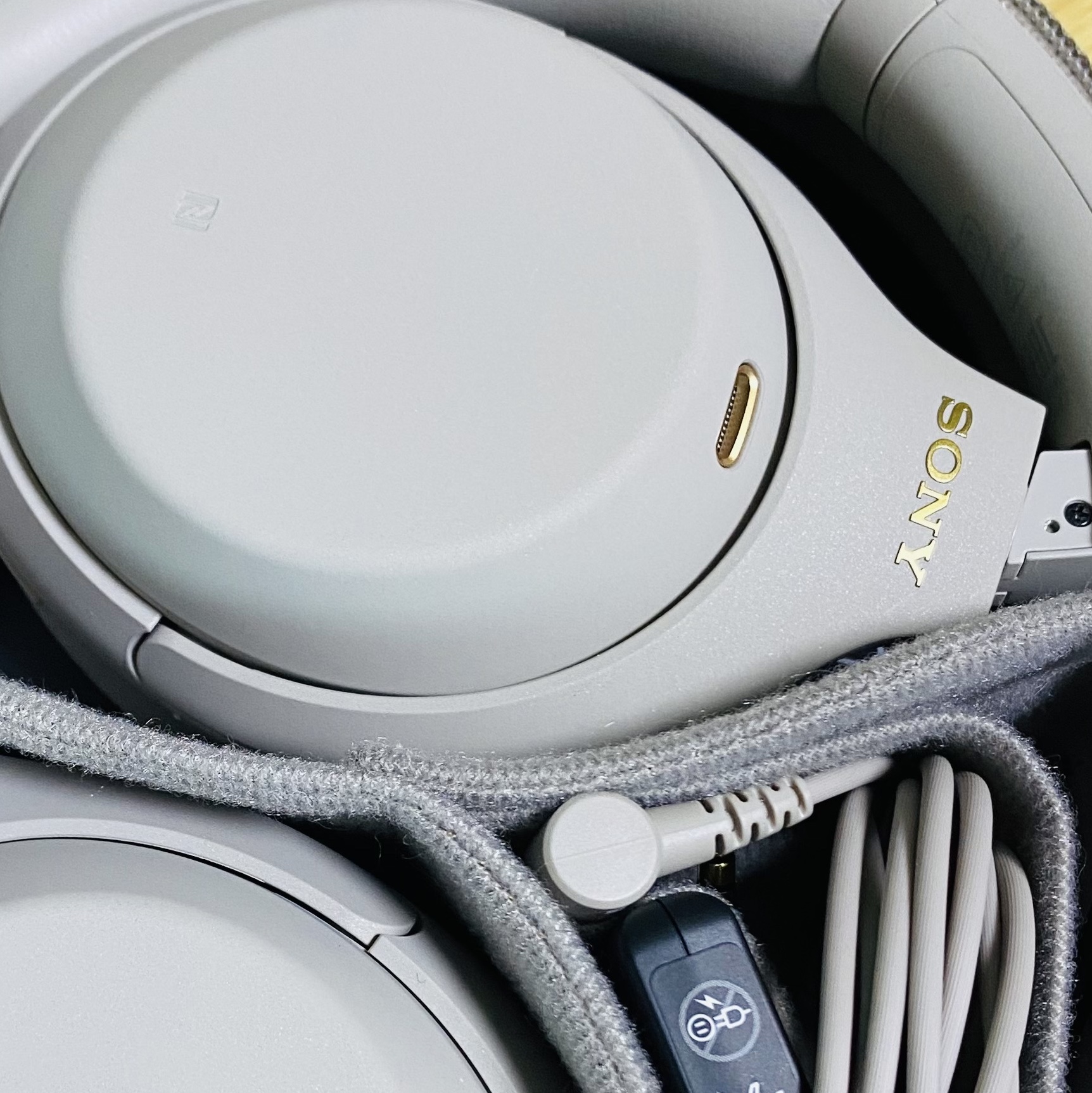 Sony WH-1000XM4 Platinum Silver (Korean Ver.) 착용 스타일