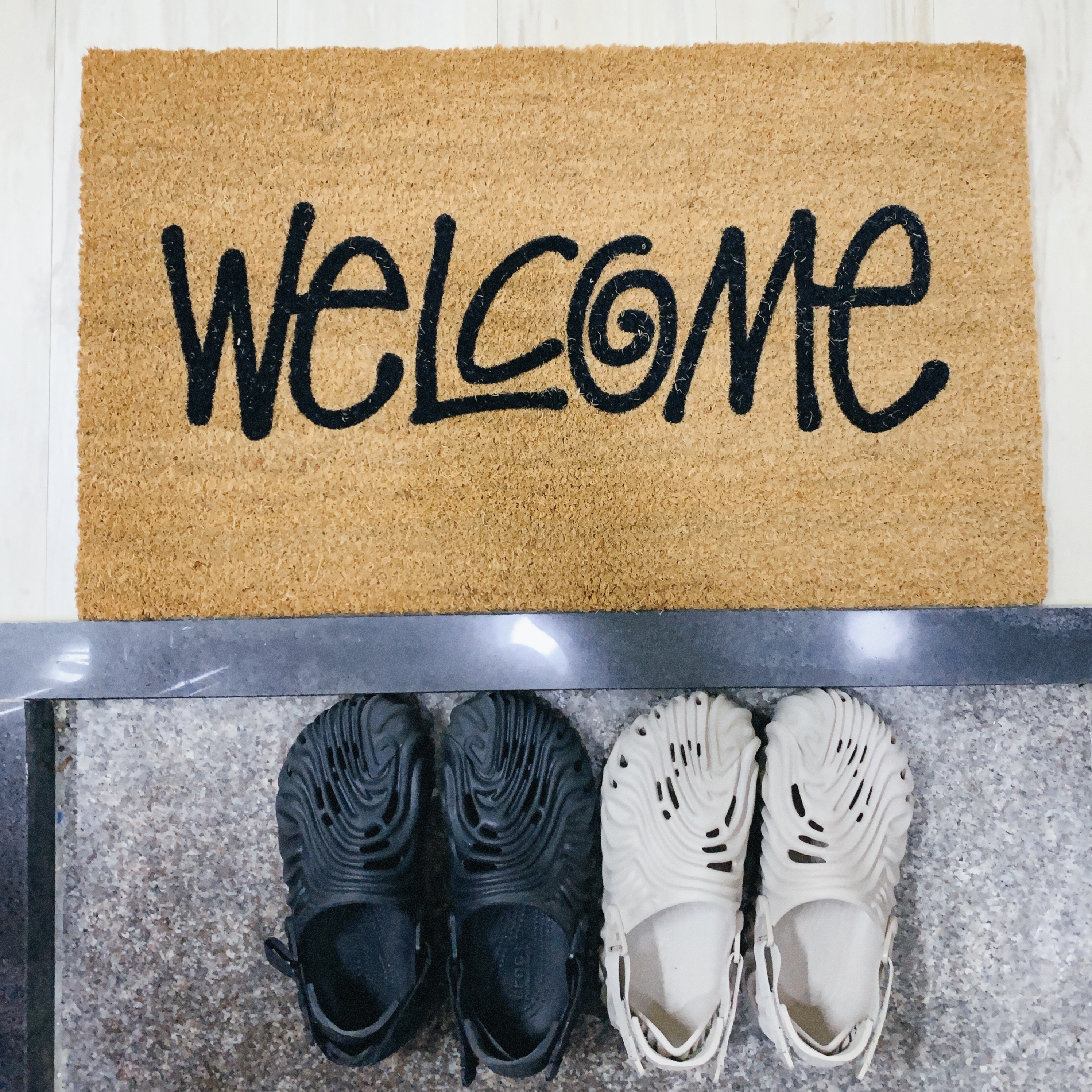 Stussy Welcome Mat Cocoa, Crocs x Salehe Bembury Pollex Clog Horchata 착용 스타일