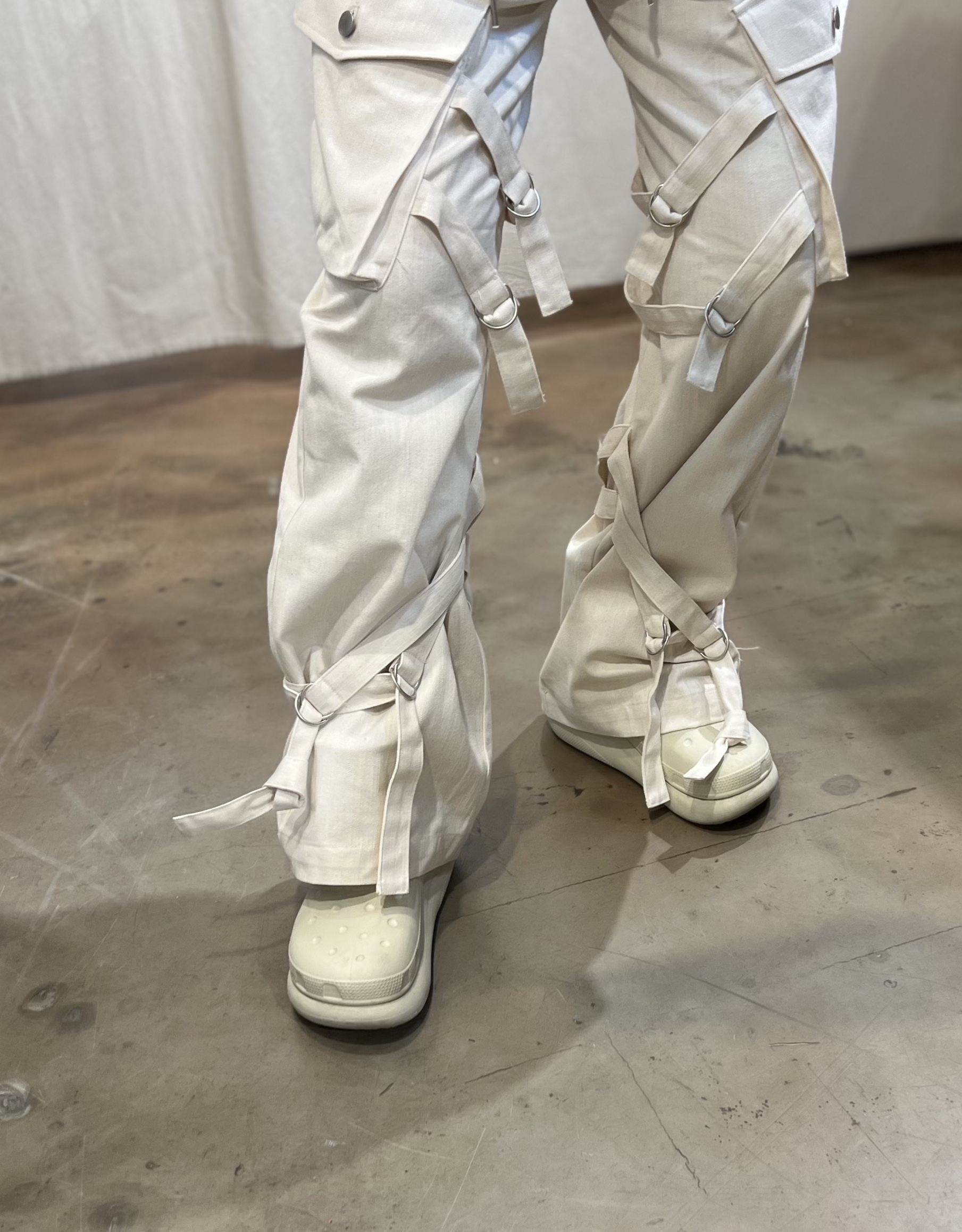 Crocs Classic Crush Boot Bone 착용 스타일 - 1