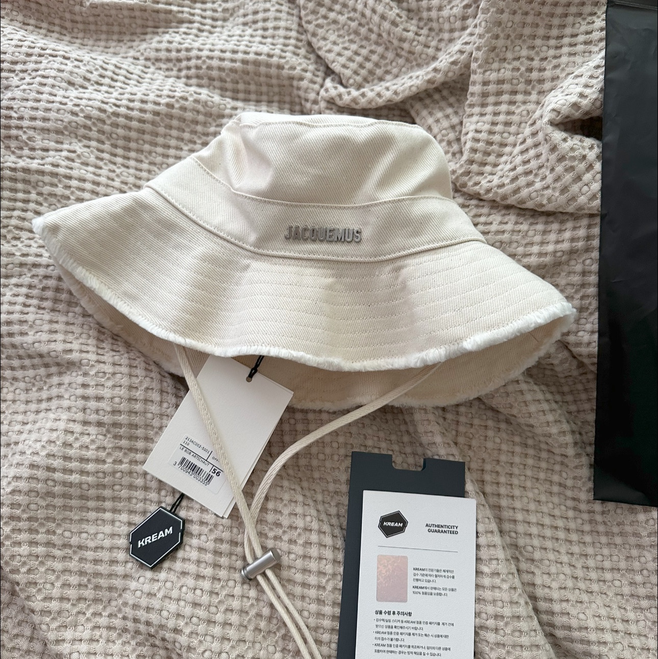 Jacquemus Le Bob Artichaut Bucket Hat Off White 착용 스타일 - 1