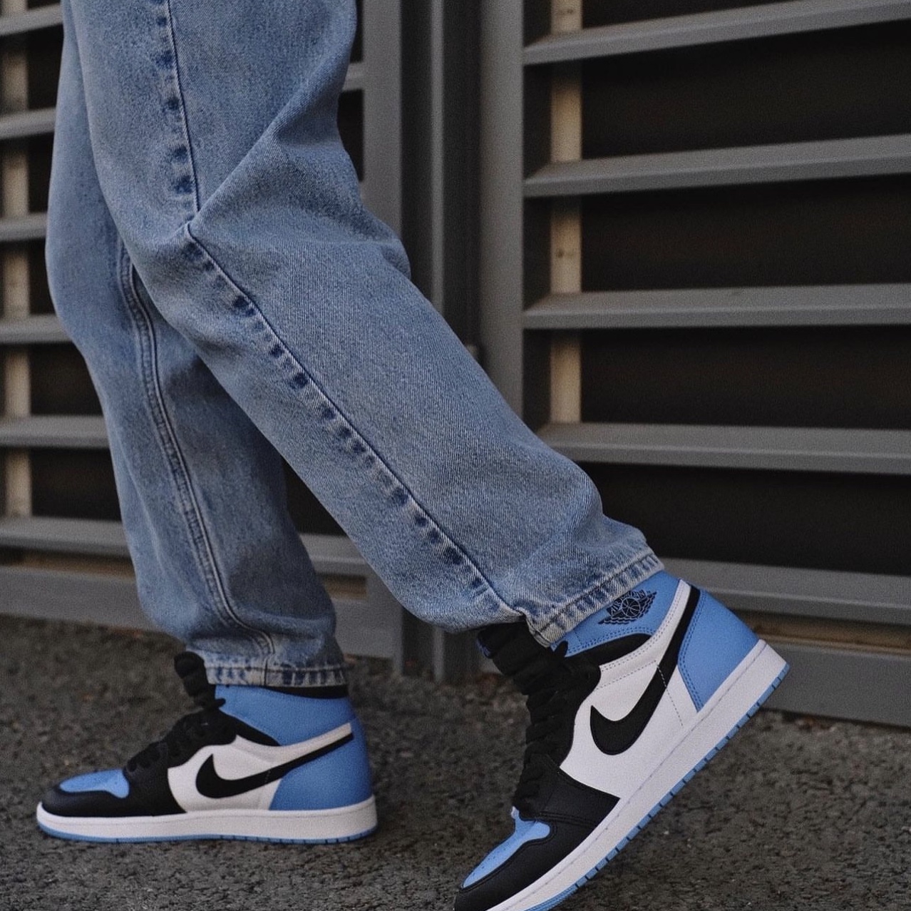 Jordan 1 Retro High OG University Blue 착용 스타일 - 1