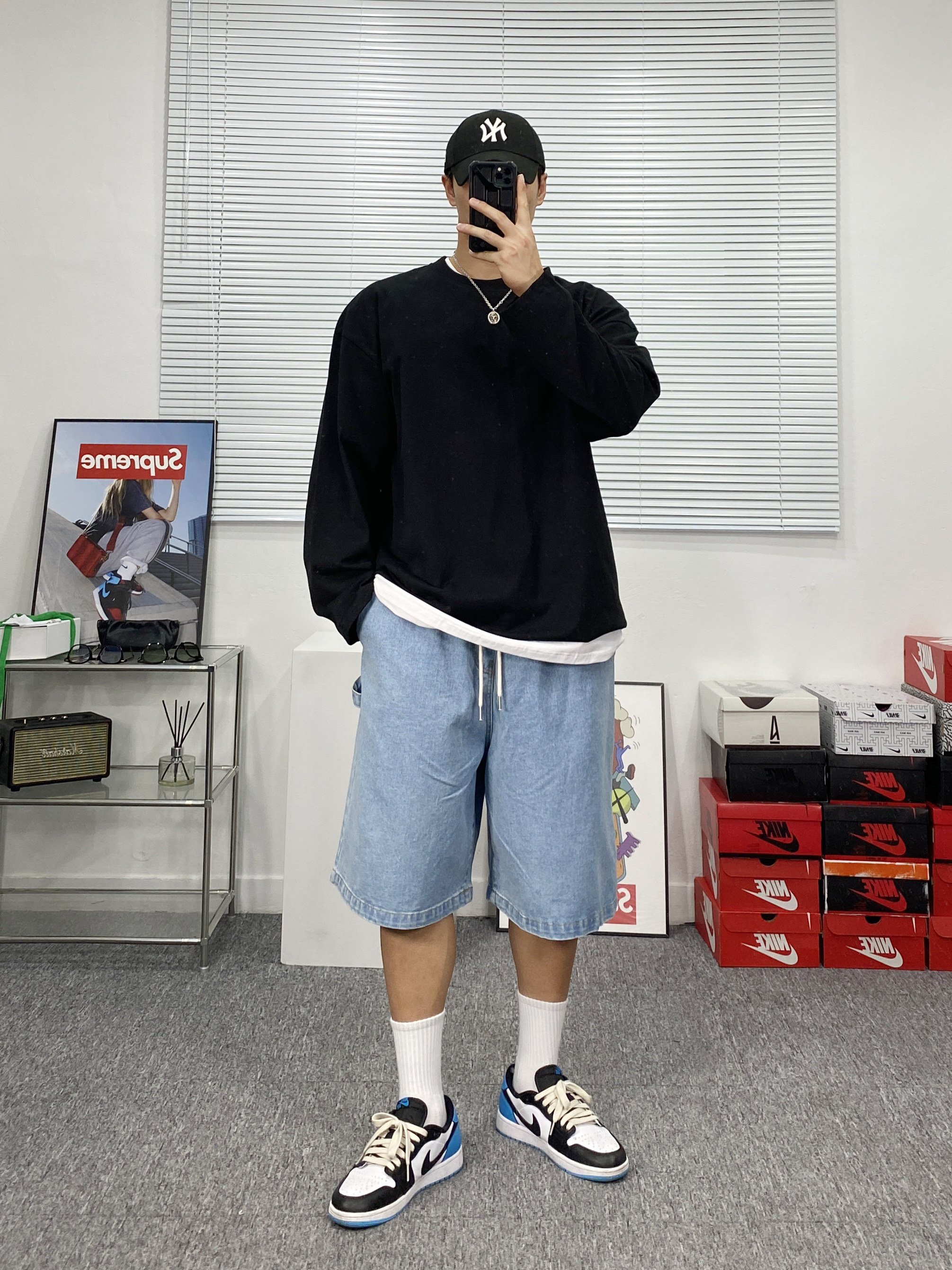 Jordan 1 Retro Low OG Black and Dark Powder Blue 착용 스타일 - 2