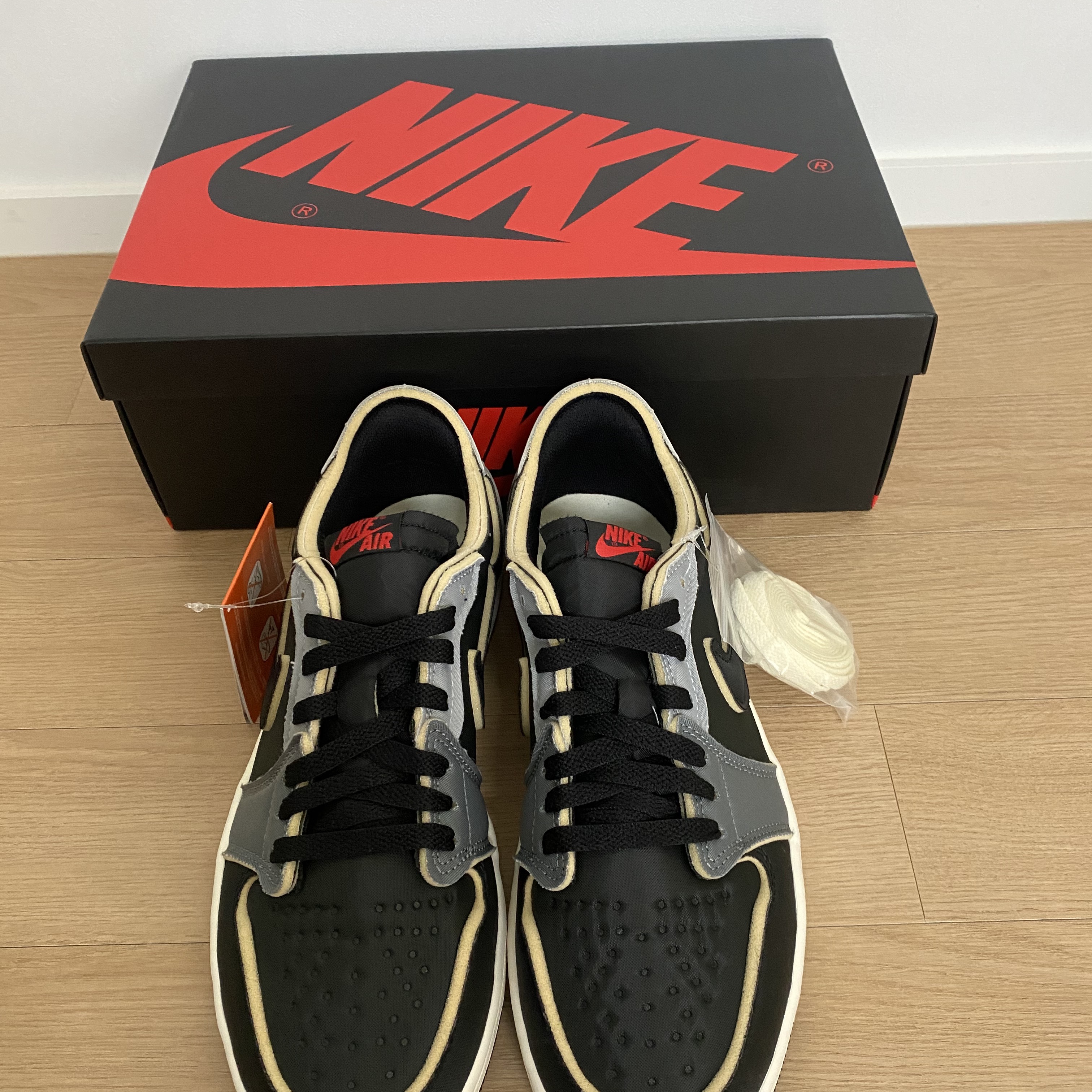 Jordan 1 Retro Low OG EX Black and Smoke Grey 착용 스타일 - 4