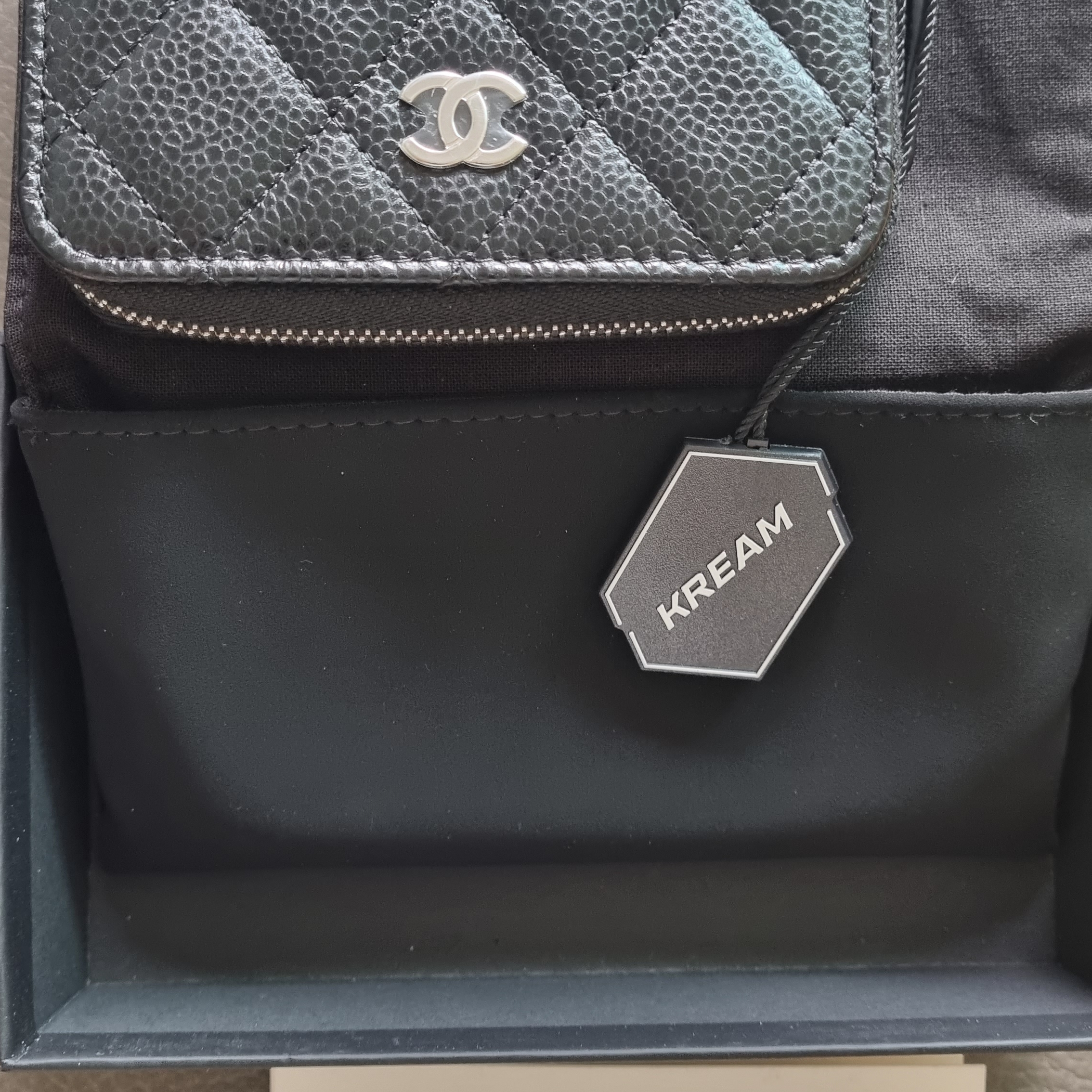 Chanel Classic Zipped Coin Purse Grained Calfskin & Silver Black 착용 스타일 - 1