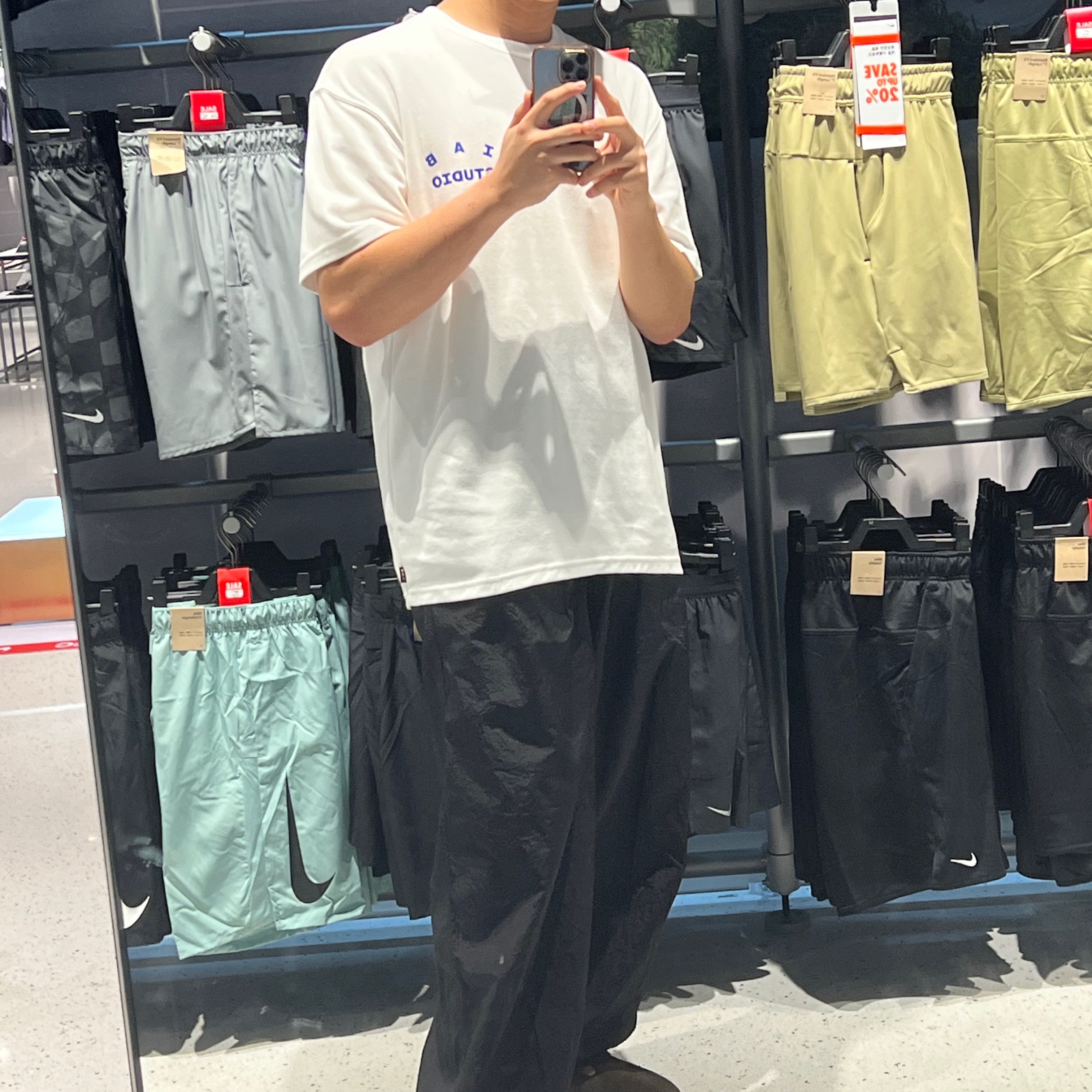 IAB Studio 10th Anniversary T-Shirts Pack White & Black (2 Pack) 착용 스타일