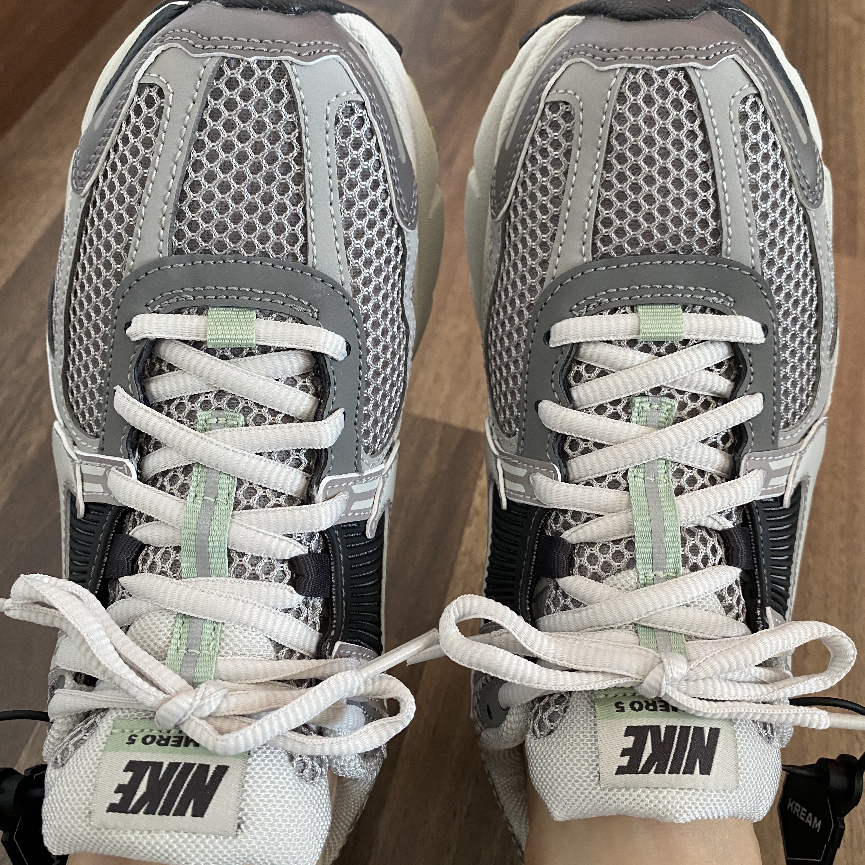 (W) Nike Zoom Vomero 5 Cobblestone and Flat Pewter 착용 스타일 - 1