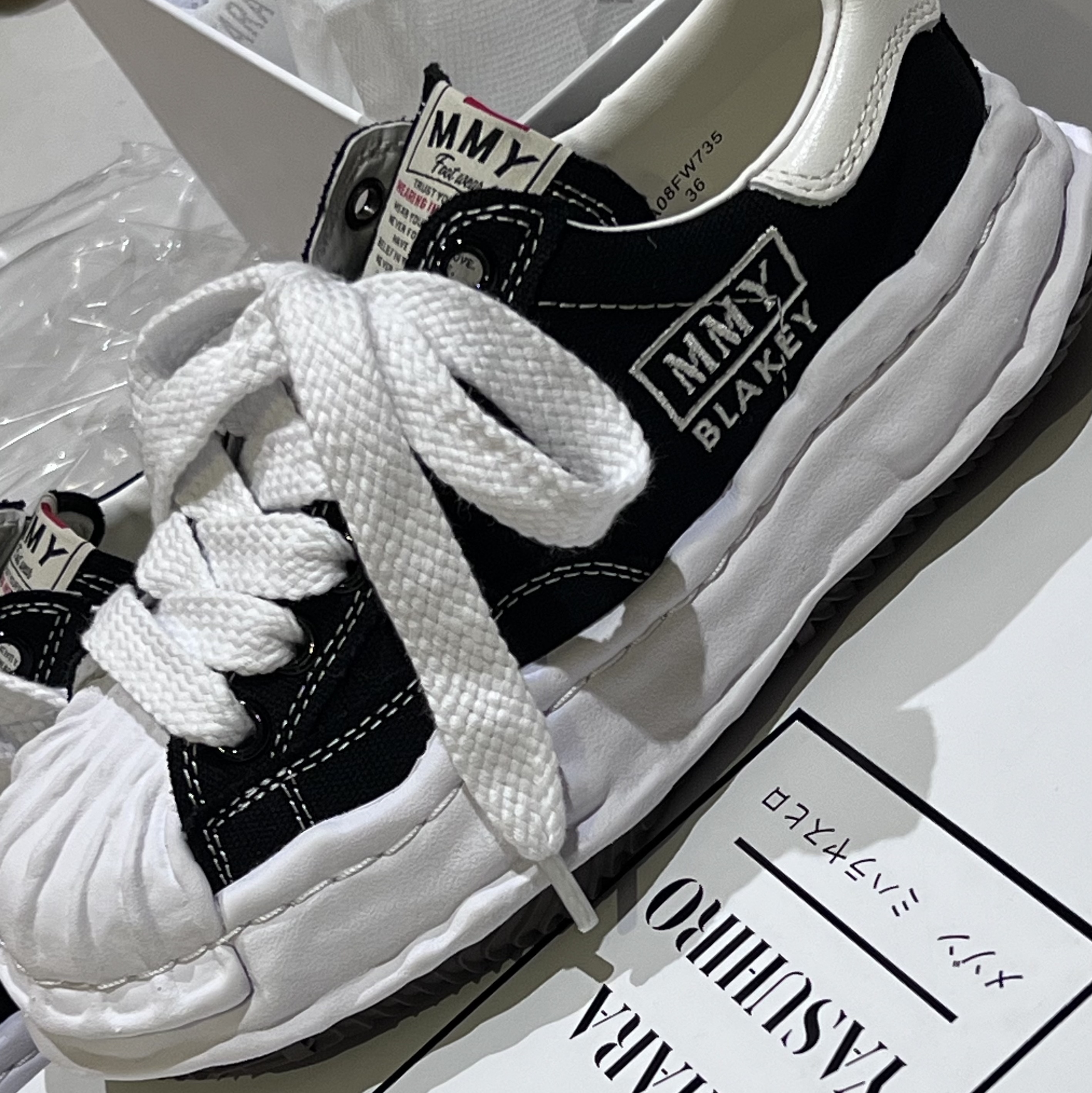 Maison Mihara Yasuhiro Blakey OG Sole Canvas Low-top Sneakers Black White 착용 스타일 - 2
