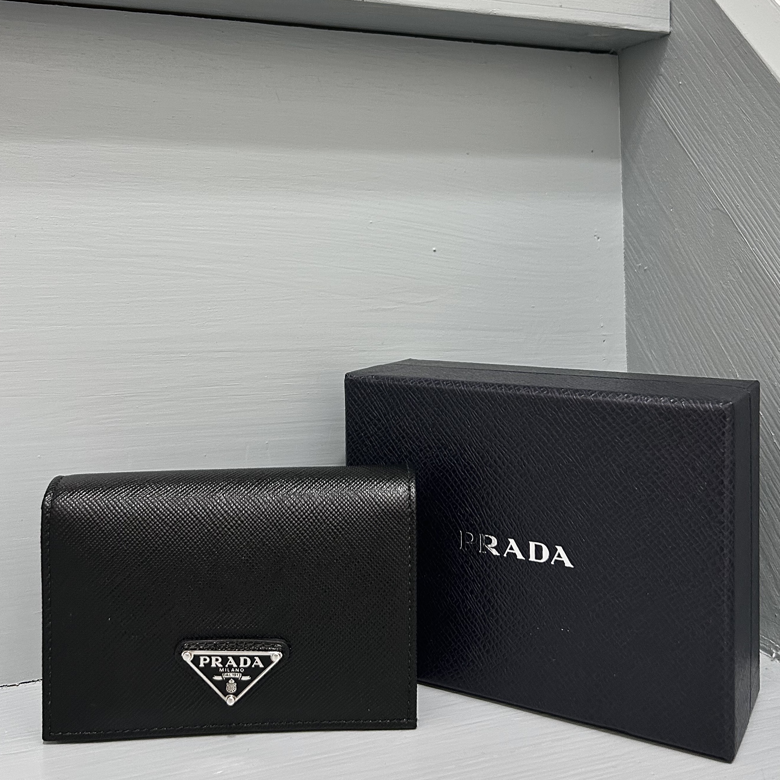 Prada Saffiano Triangle Logo Half Wallet Black 착용 스타일