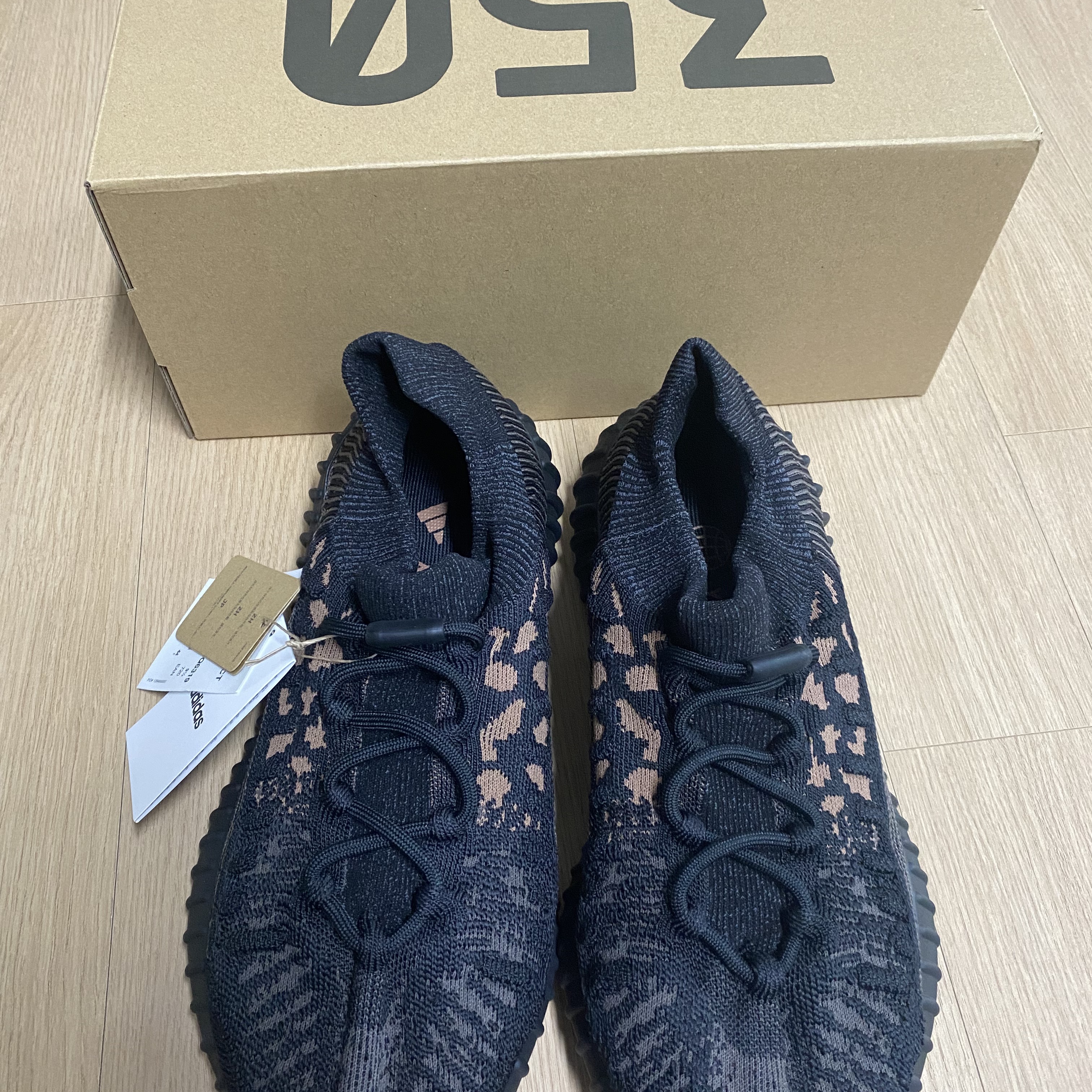 Adidas Yeezy 350 V2 CMPCT Slate Carbon 착용 스타일 - 1