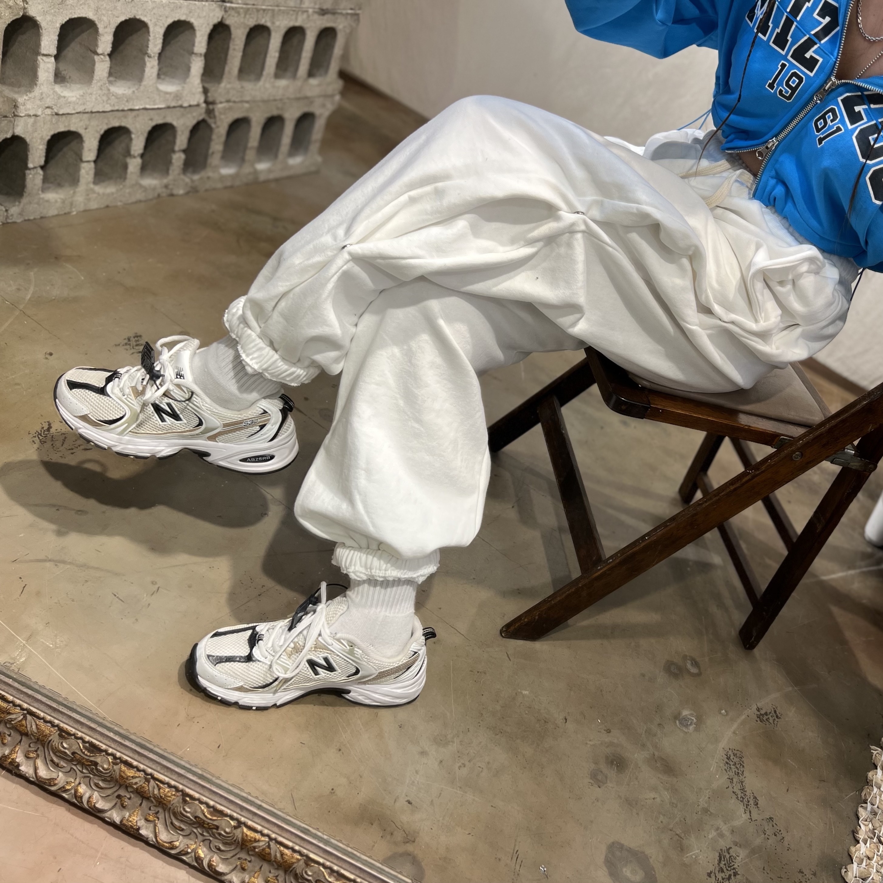 New Balance 530 Off White Gold 착용 스타일 - 4