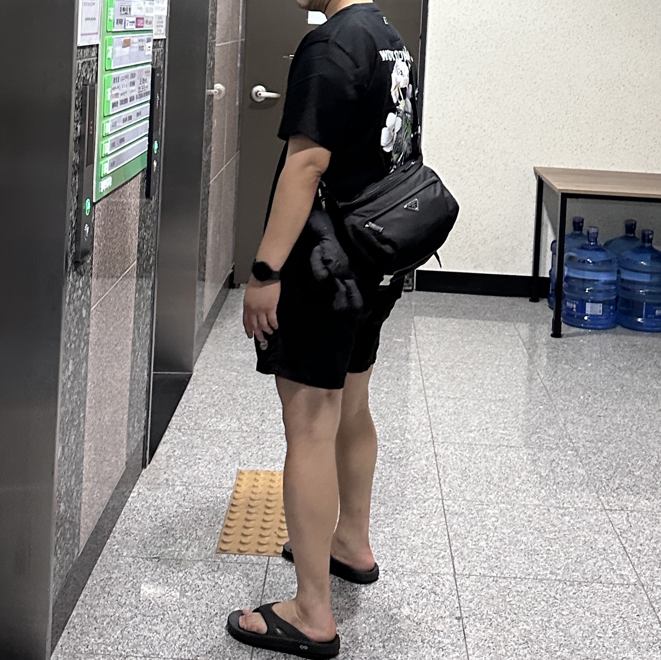 Wooyoungmi Flower Print Back Logo T-Shirt Black - 23FW, Stone Island B0943 Nylon Metal Swimming Trunk Black - 23SS 착용 스타일 - 2