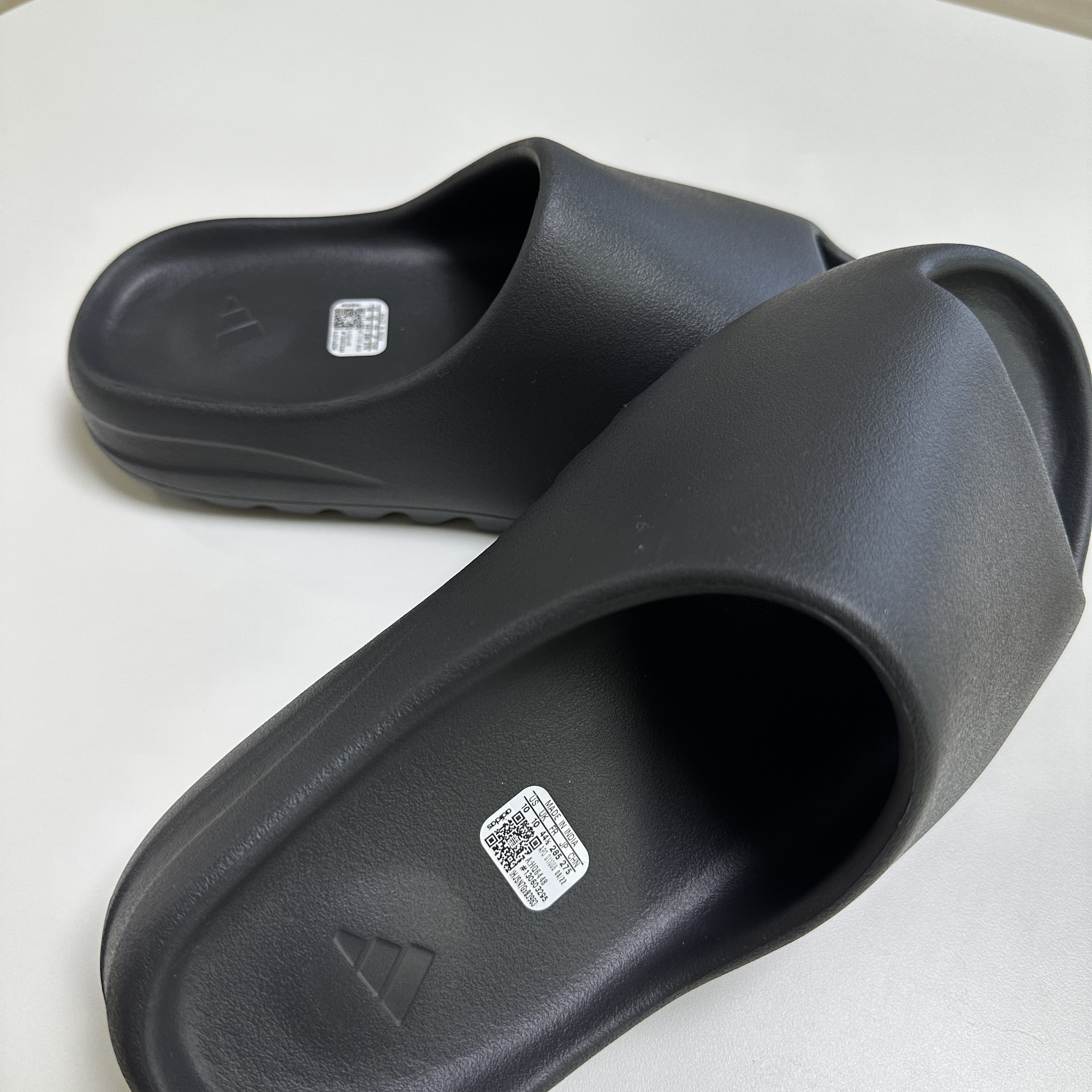 Adidas Yeezy Slide Onyx 착용 스타일