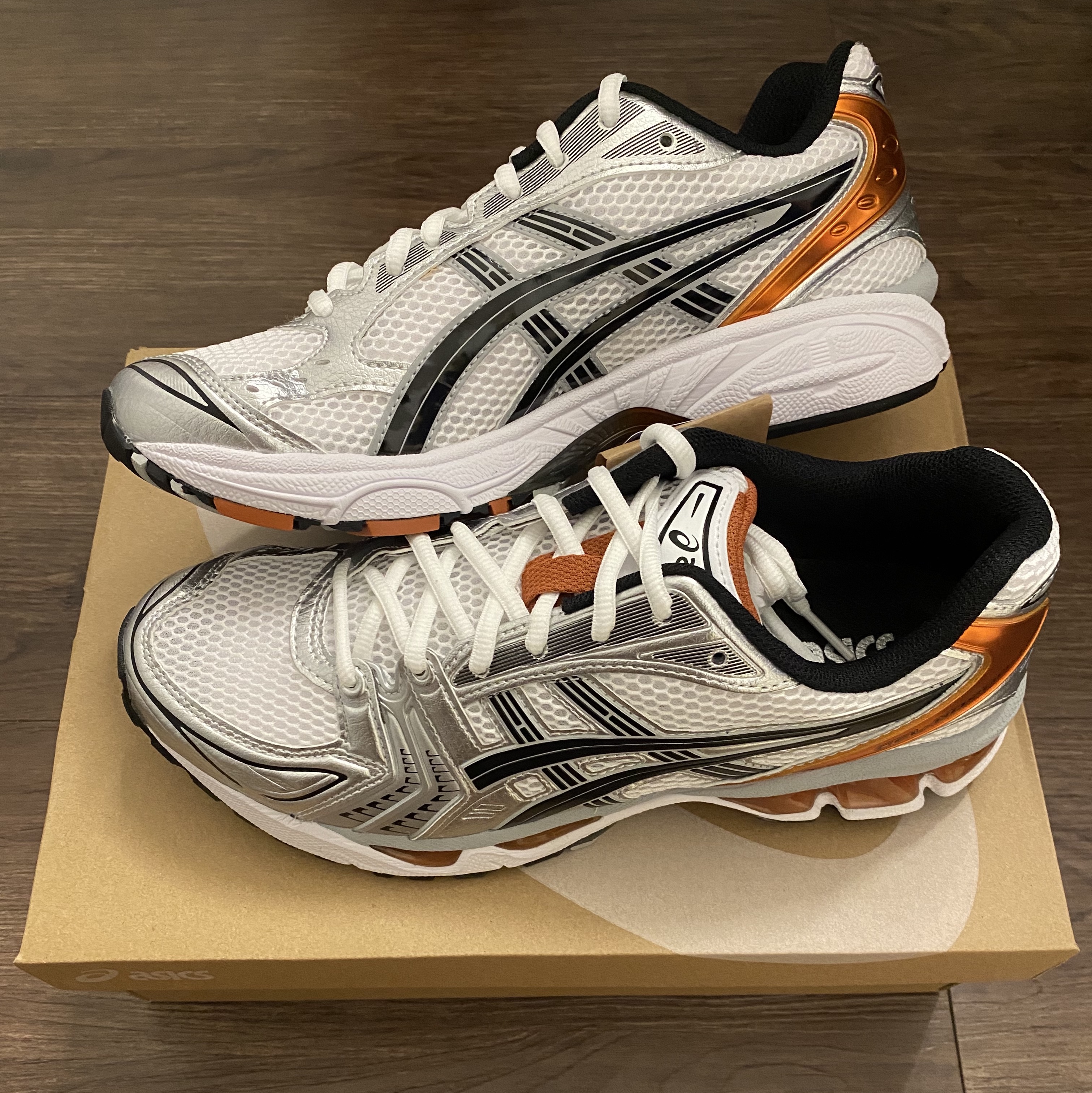 Asics Gel-Kayano 14 White Piquant Orange 착용 스타일