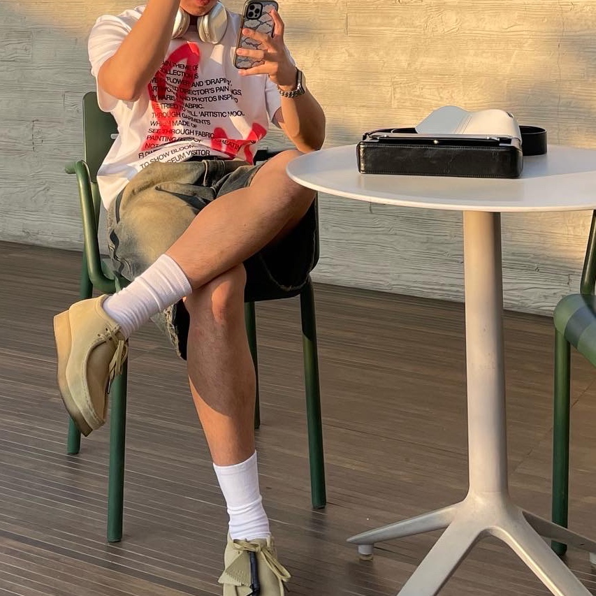 The Museum Visitor Heart Sprayed T-Shirt White, Clarks Wallabee Maple Suede 착용 스타일 - 3