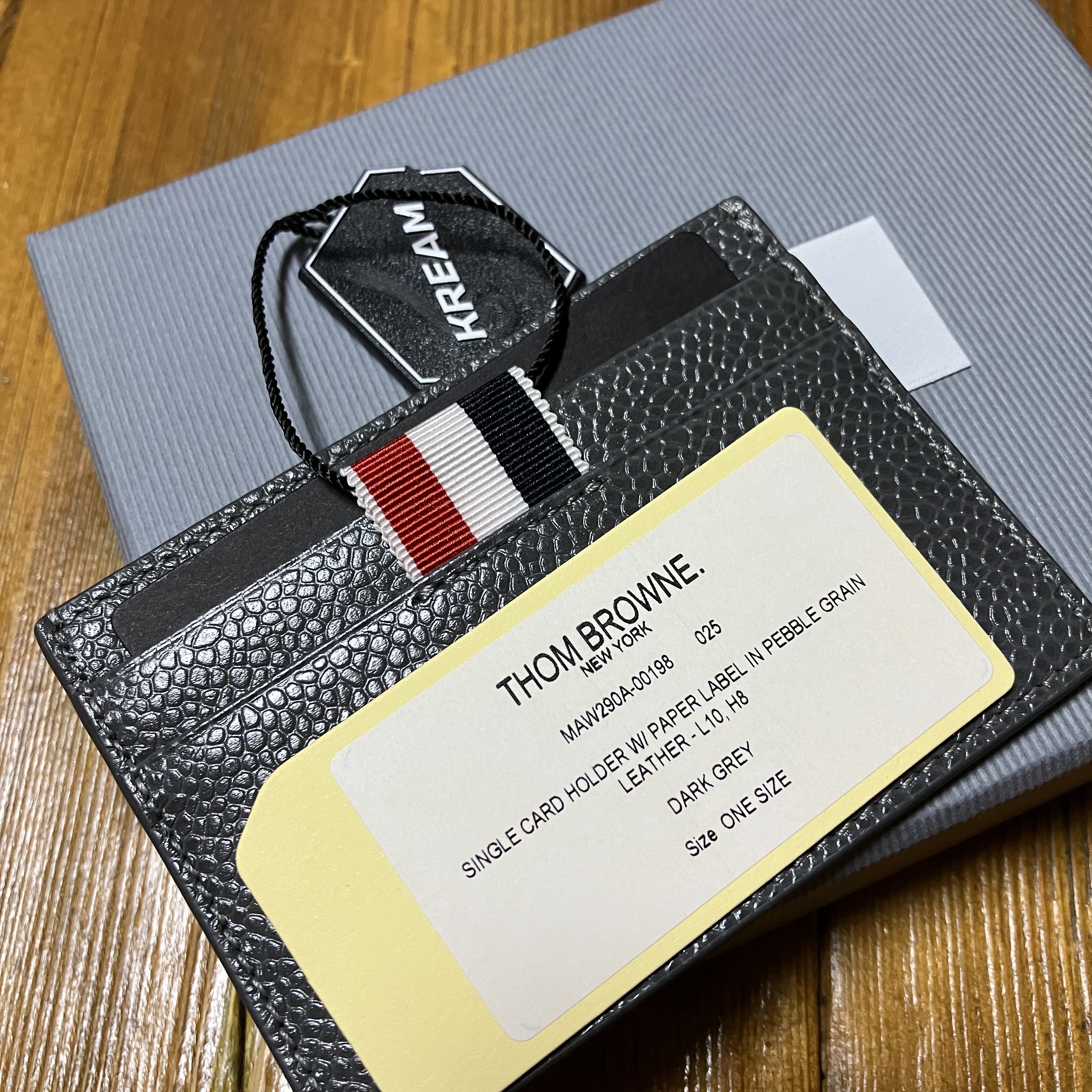 Thom Browne Pebble Grain Leather Paper Label Single Card Holder Dark Grey 착용 스타일 - 2