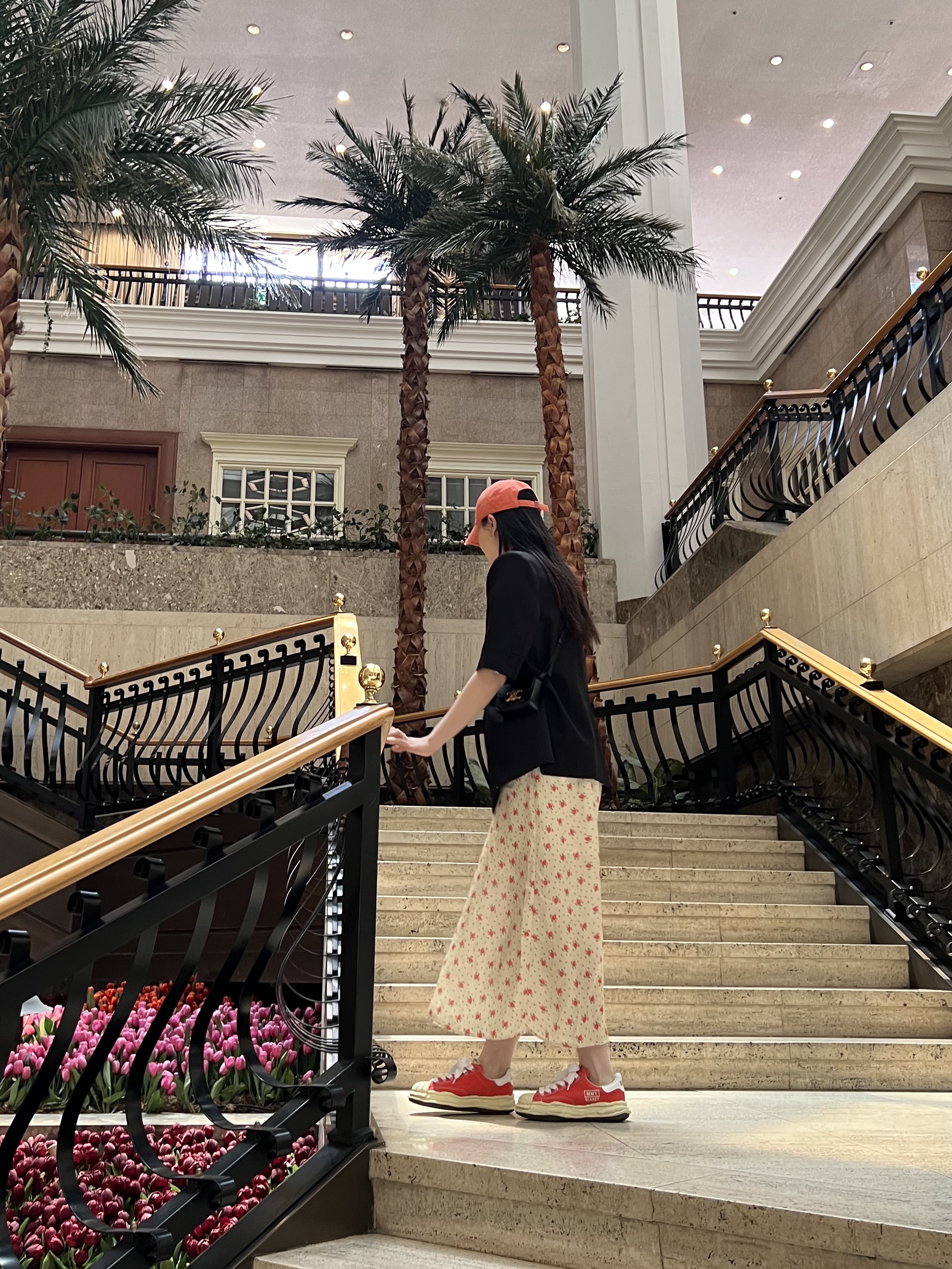 Maison Mihara Yasuhiro Blakey VL OG Sole Canvas Low-top Sneakers Orange, Celine Mini Claude in Shiny Calfskin Black 착용 스타일 - 2