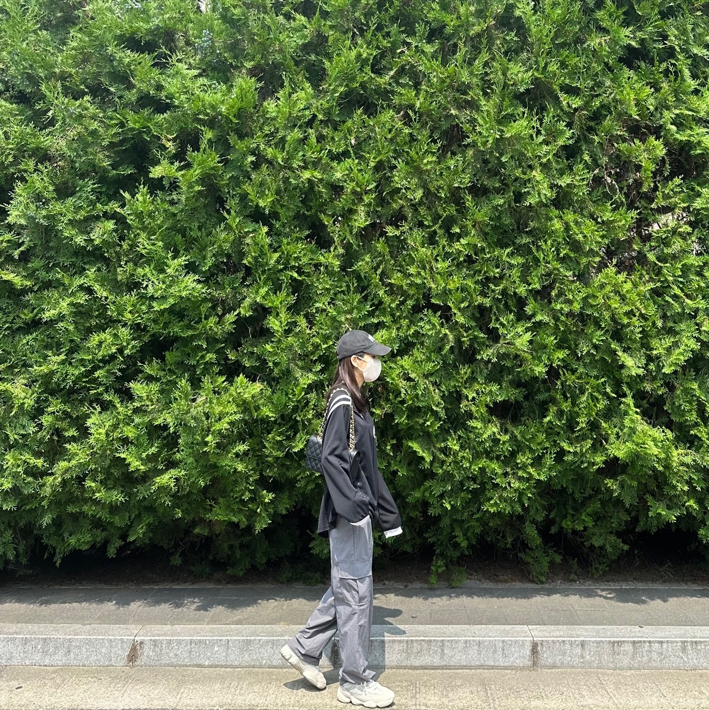 Adidas Yeezy 500 Blush 2022, Balenciaga Cities Paris Cap Black 착용 스타일 - 1