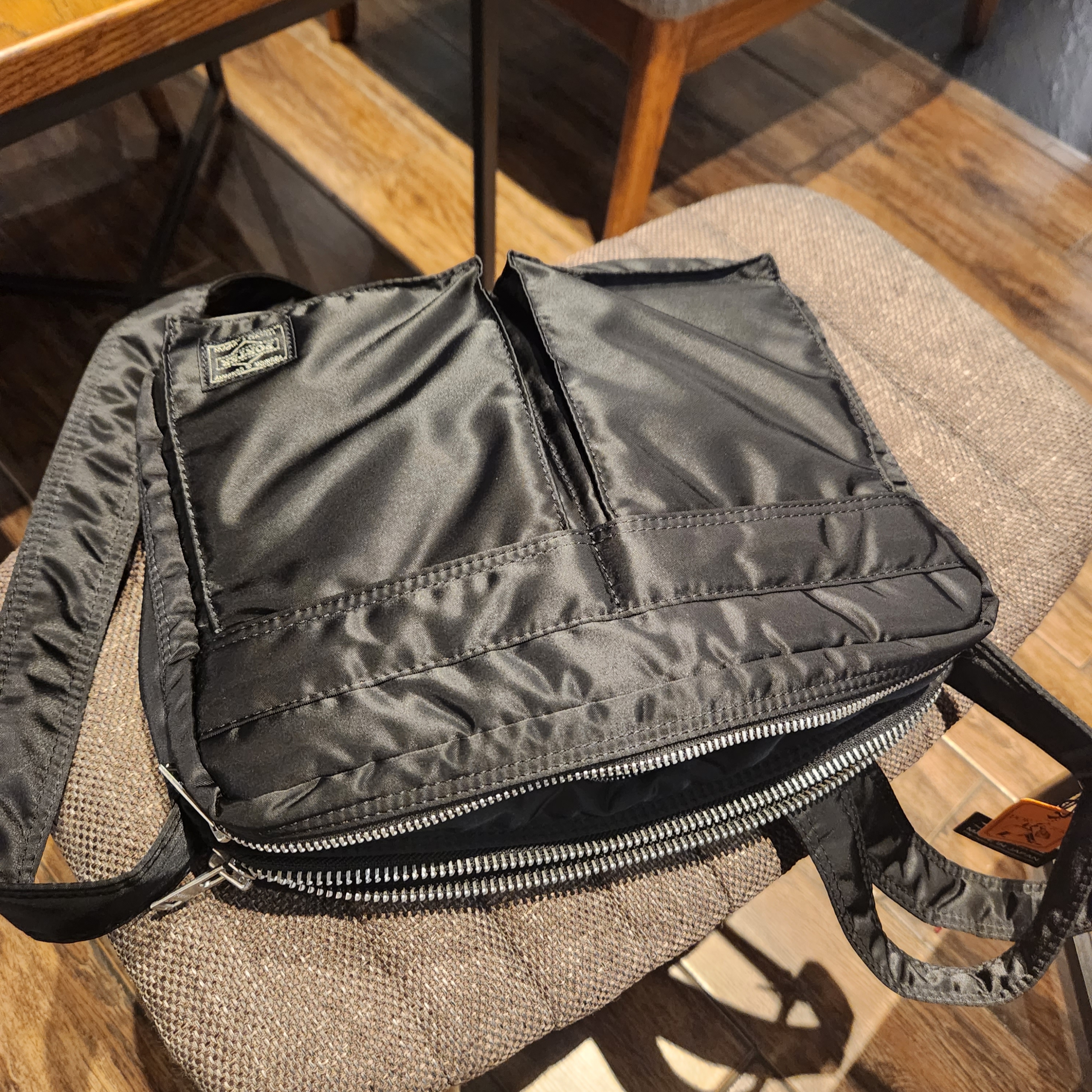 Porter Tanker Shoulder Bag L Black 착용 스타일