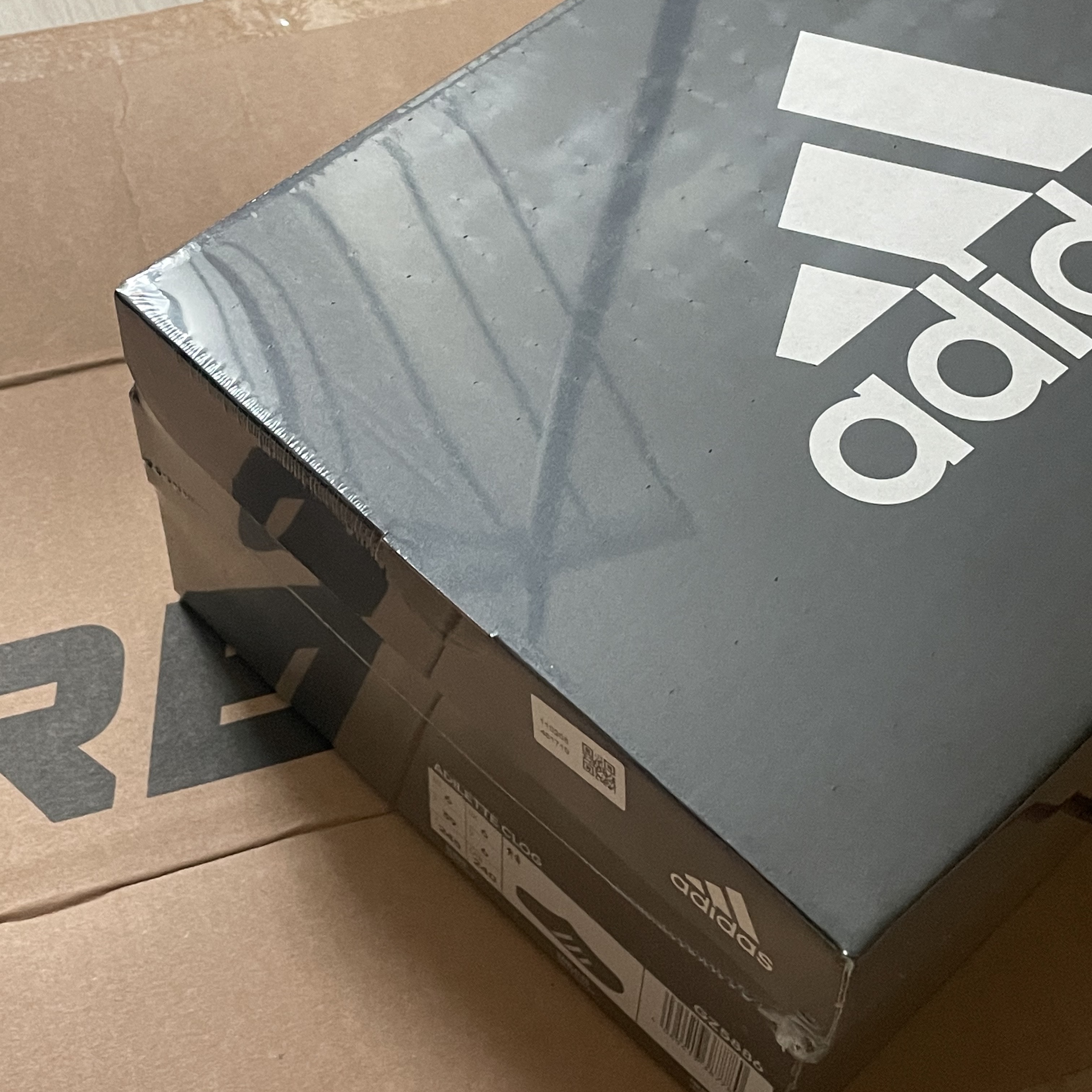 Adidas Adilette Clog Black White 착용 스타일 - 2