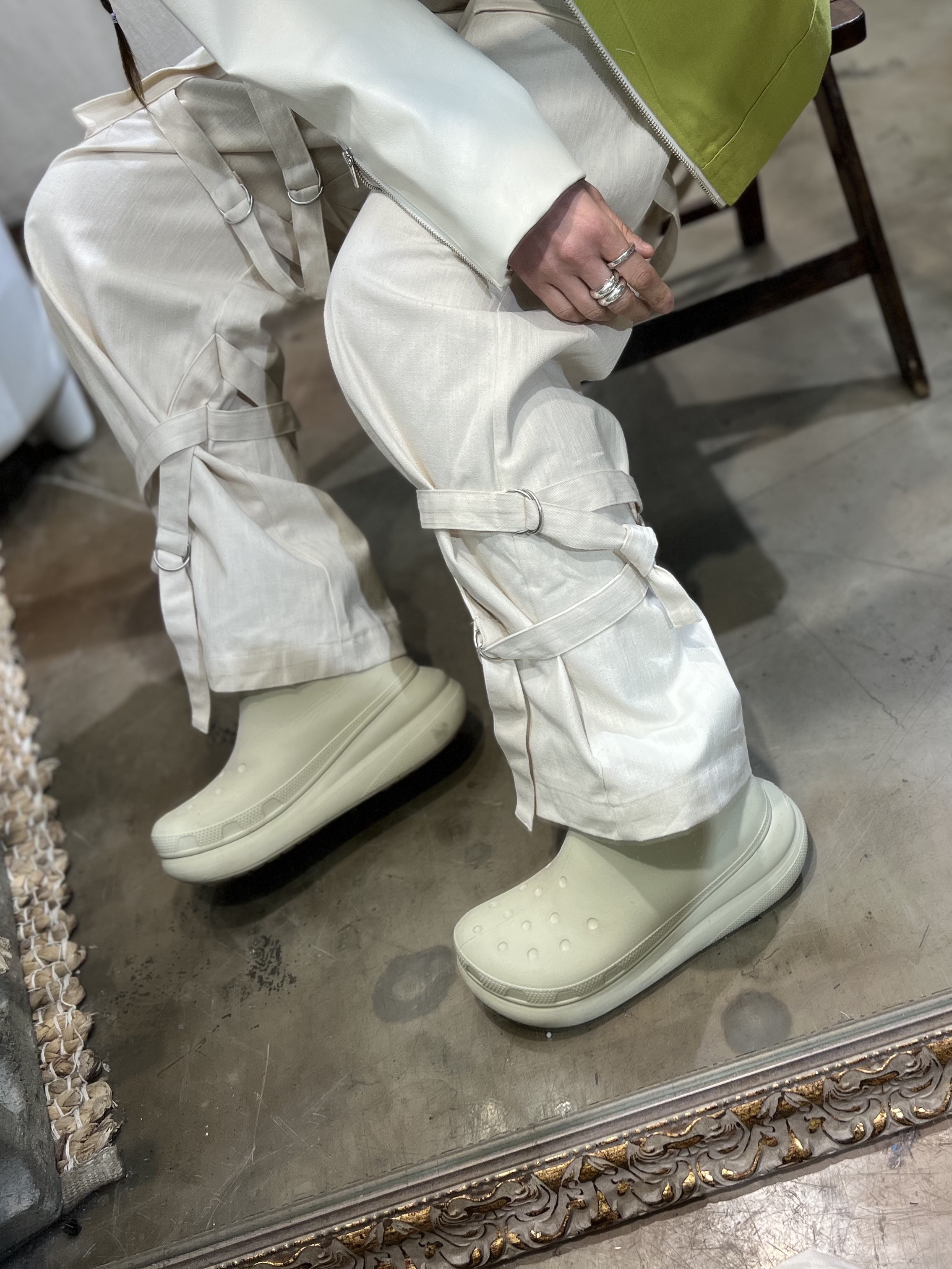 Crocs Classic Crush Boot Bone 착용 스타일 - 5