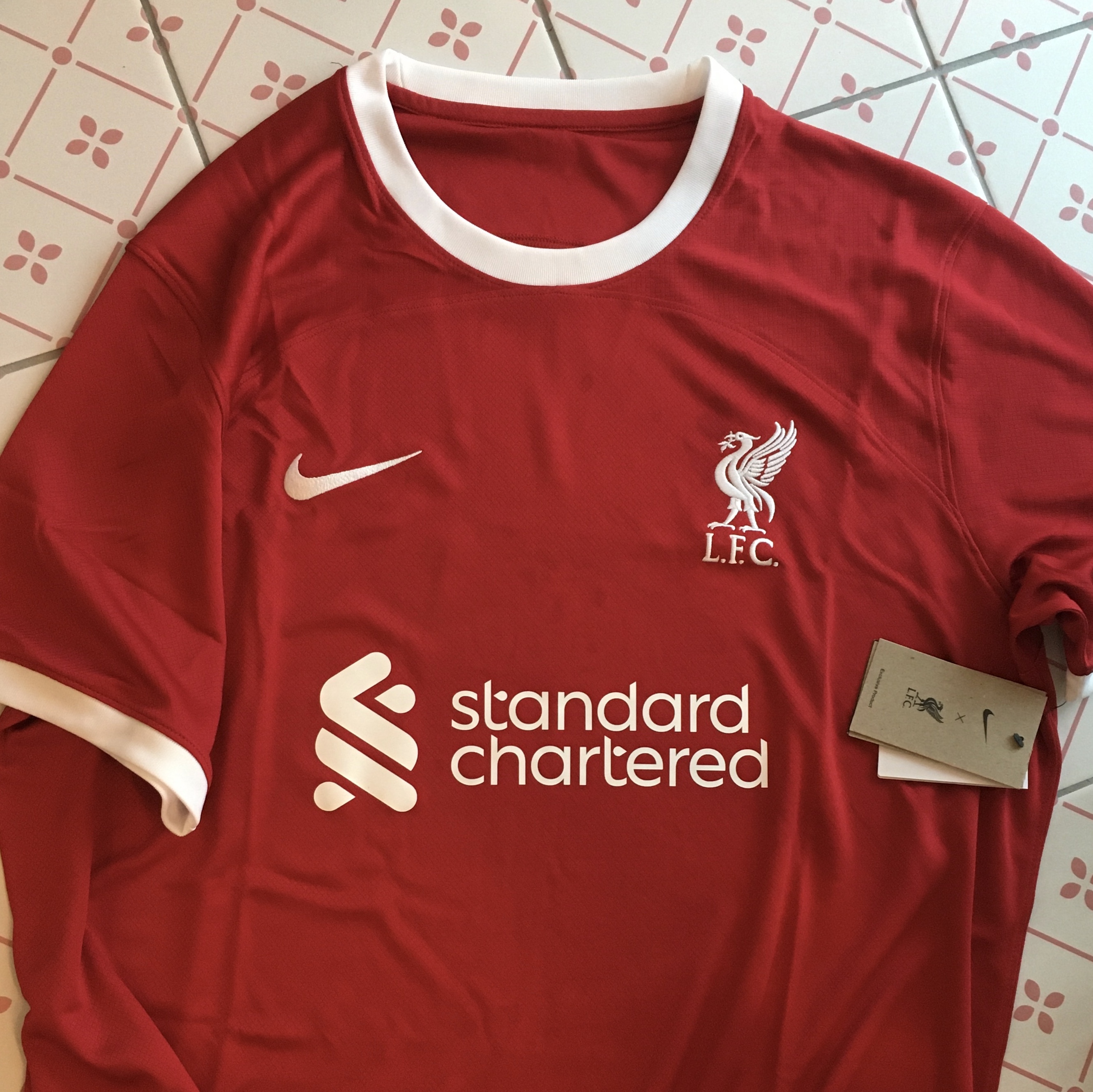 Jordan 1 Retro High OG Chicago 2022, Nike Liverpool FC 2023/24 Dri-Fit Stadium Home Jersey Gym Red (Non Marking Ver.) 착용 스타일 - 1