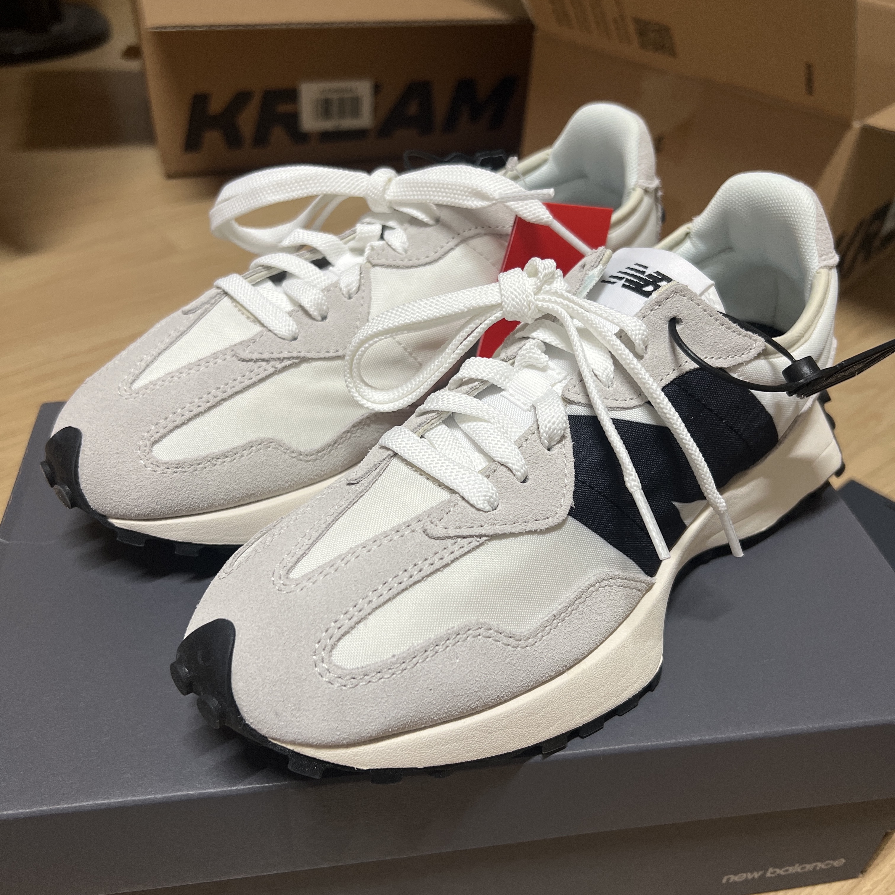 New Balance 327 White Black 착용 스타일