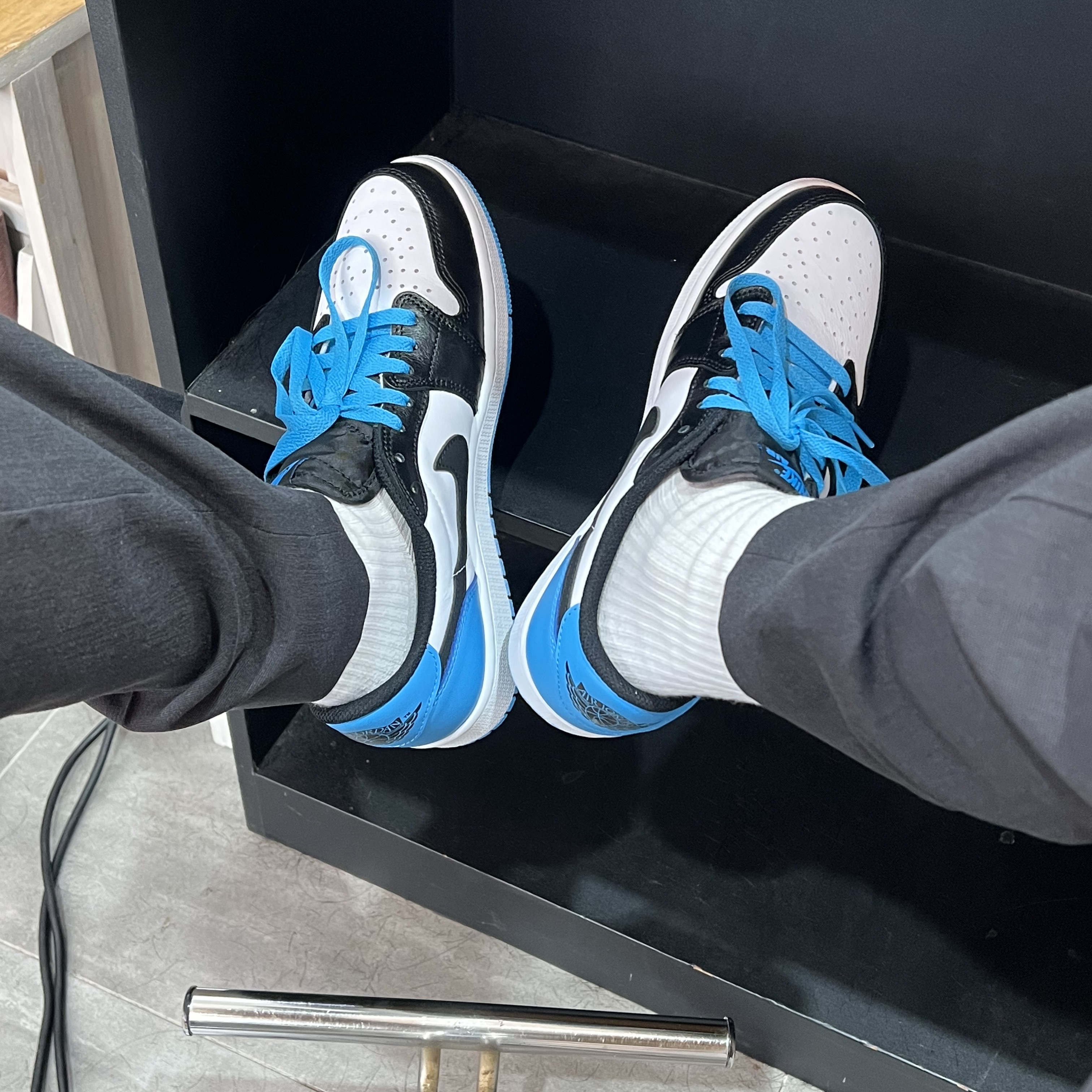 Jordan 1 Retro Low OG Black and Dark Powder Blue, COS Nylon Crossbody Saddle Bag Black 착용 스타일 - 2
