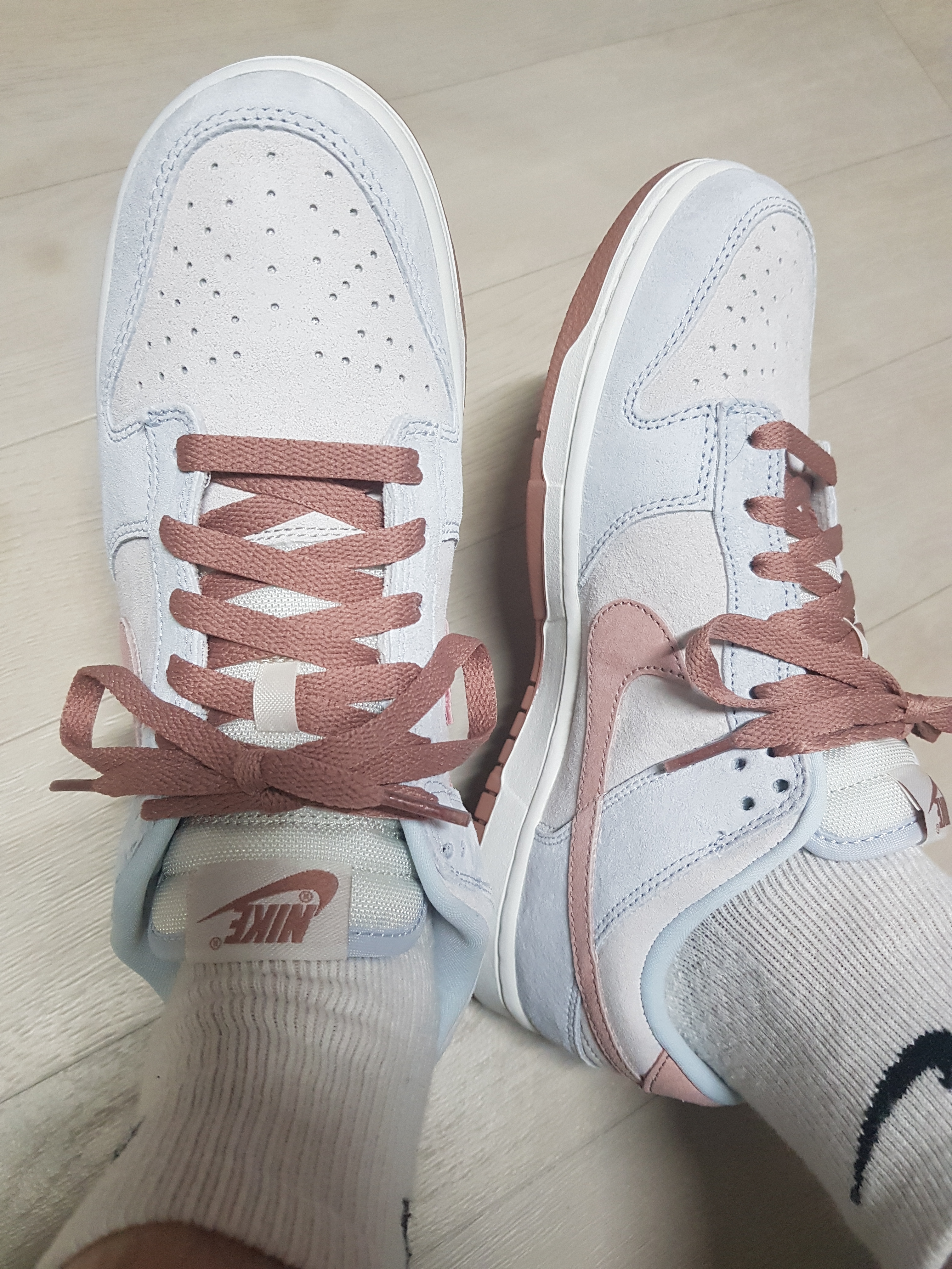 Nike Dunk Low Retro PRM Fossil Rose 착용 스타일