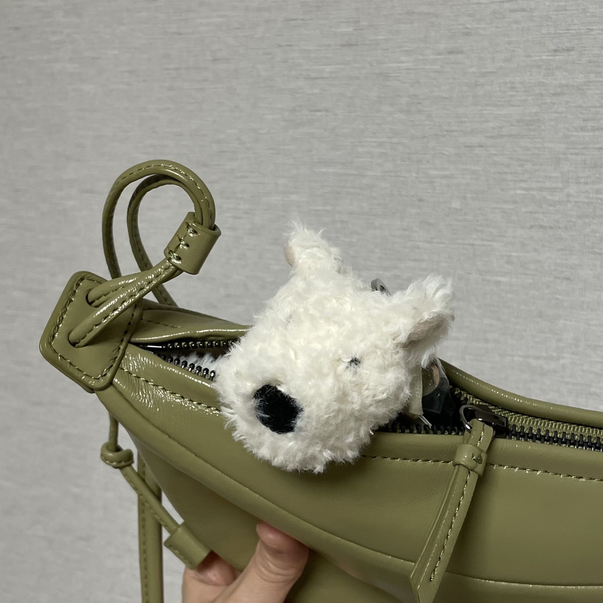 Jellycat Munro Scottie Dog Bag Charm Cream 착용 스타일