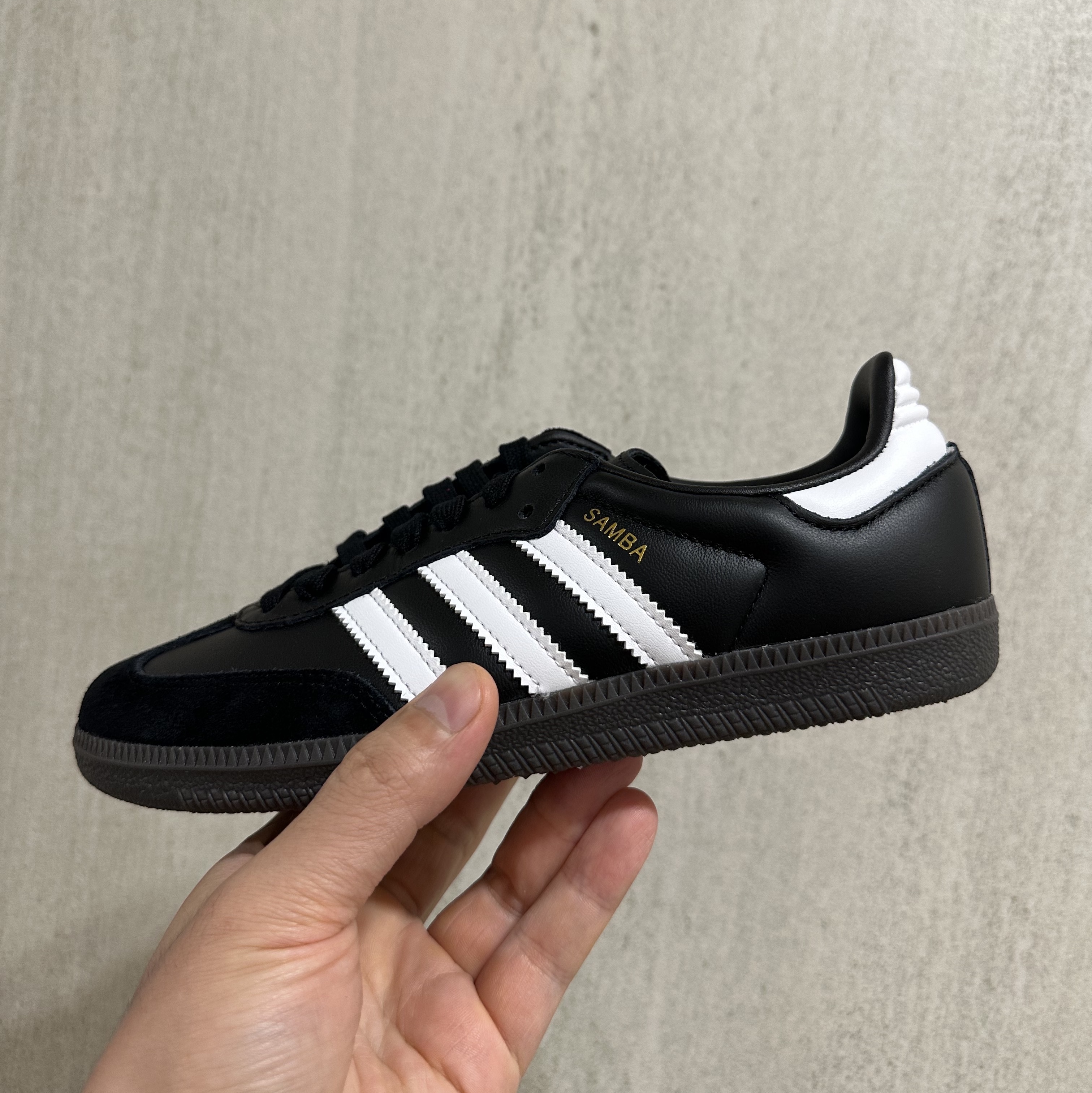 Adidas Samba OG Black White Gum 착용 스타일