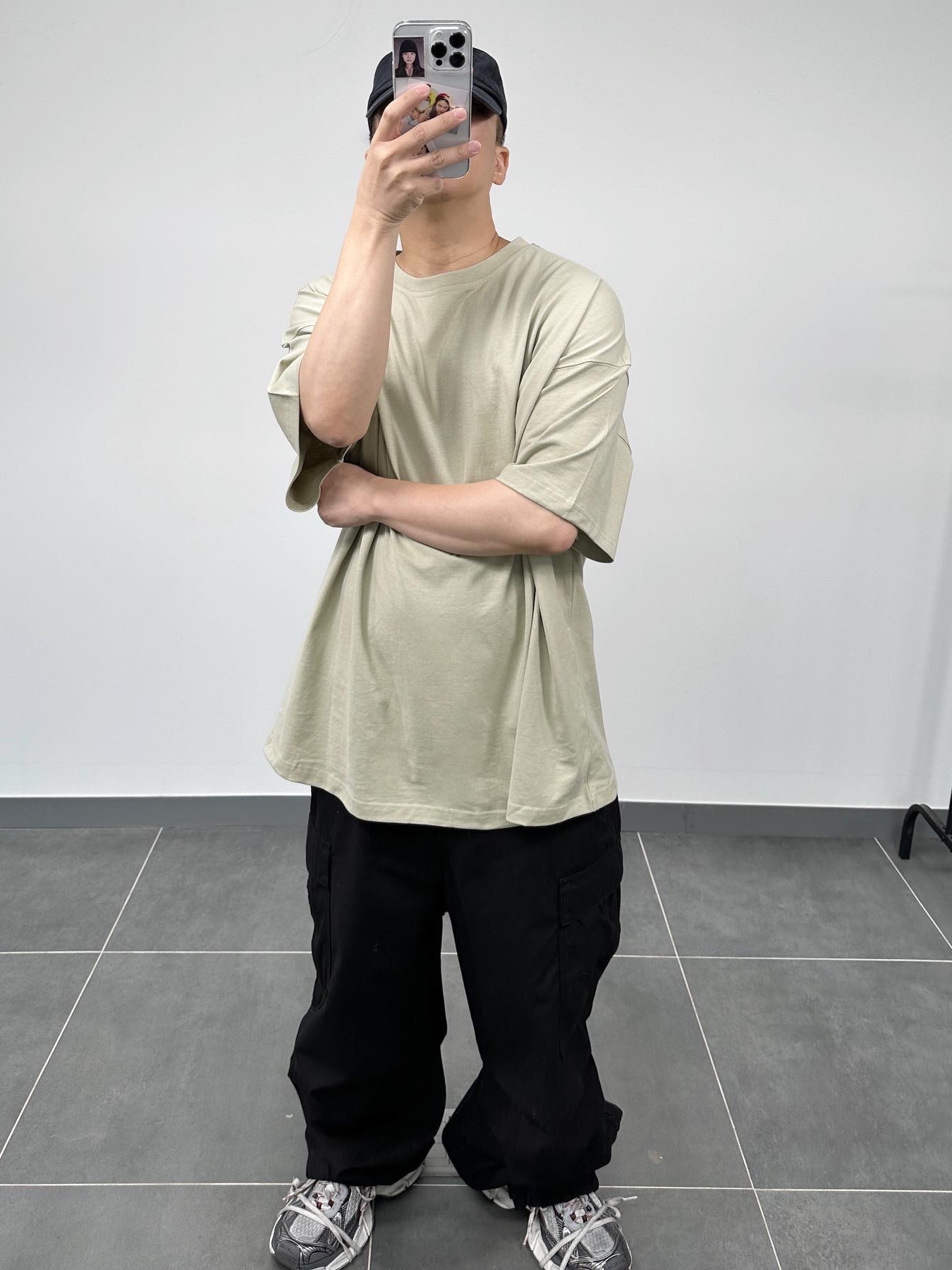 Balenciaga 3XL Mule Grey White Red 착용 스타일 - 2