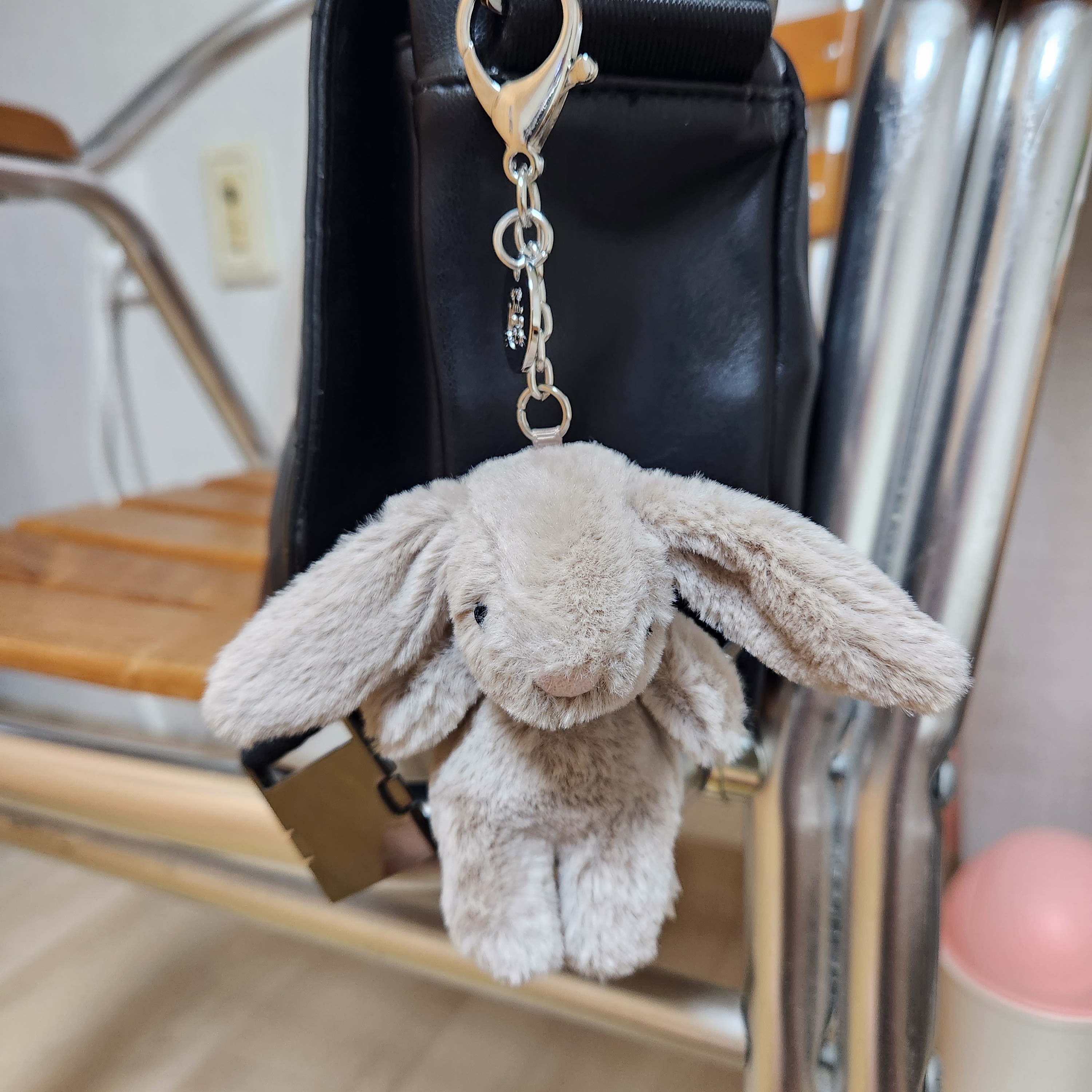 Jellycat Bashful Bunny Bag Charm Beige 착용 스타일