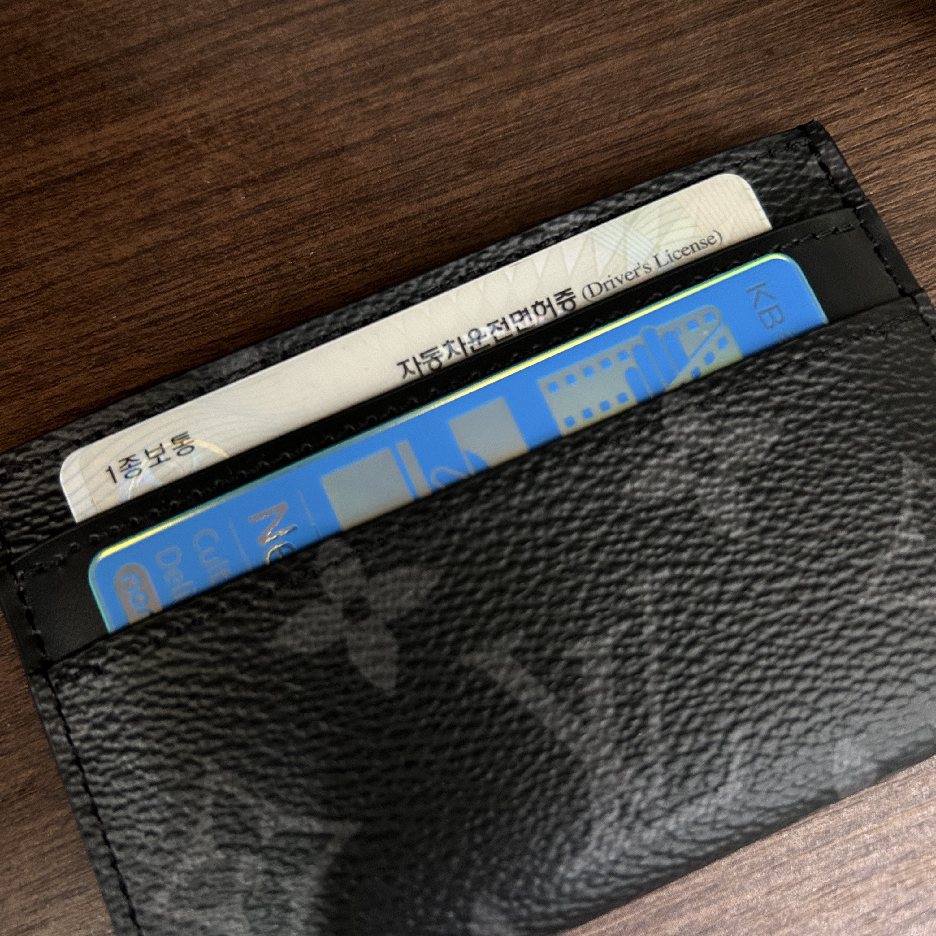 Louis Vuitton Double Card Holder Monogram Eclipse 착용 스타일