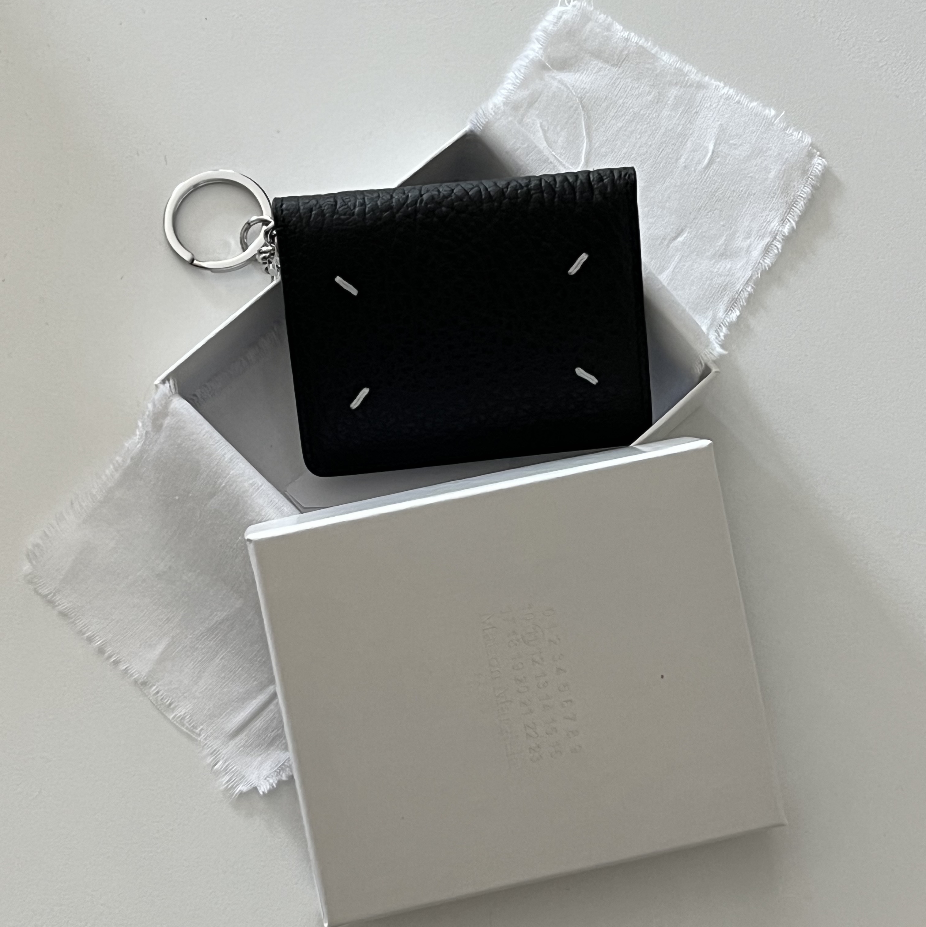 Maison Margiela Keyring Wallet Black 착용 스타일