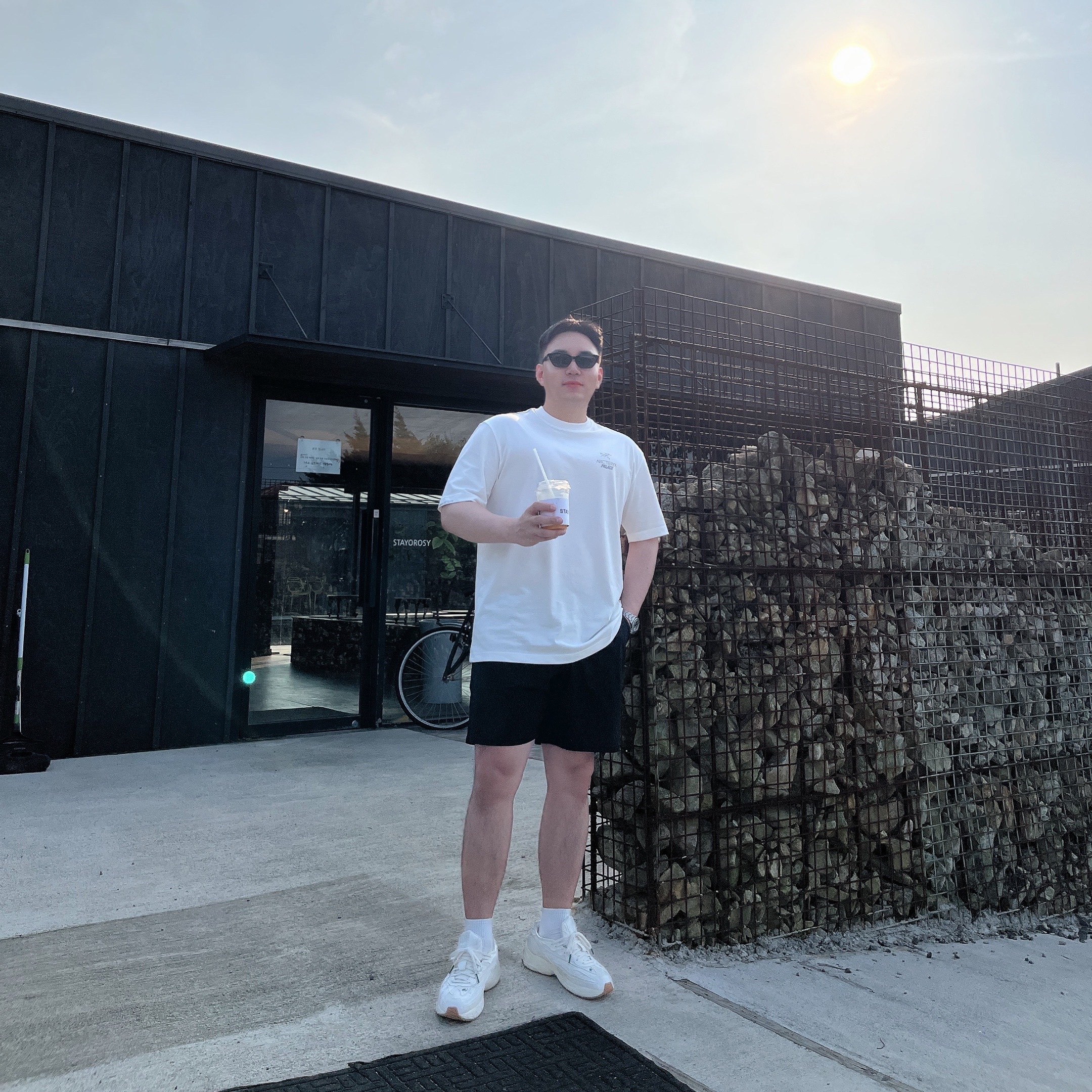 Adidas x Sean Wotherspoon Orketro Off White, Palace x Arc'teryx T-Shirt White - 20FW 착용 스타일