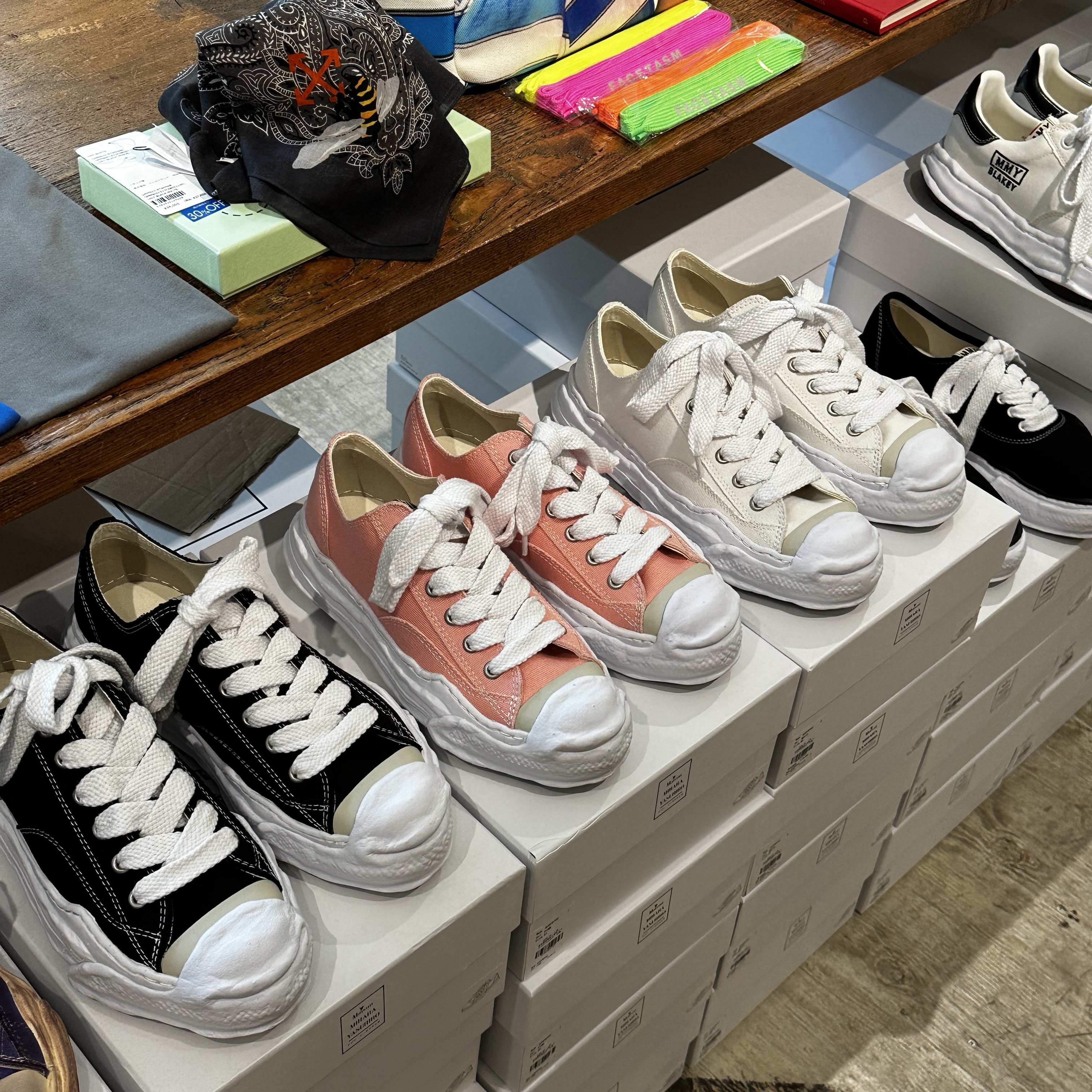 Maison Mihara Yasuhiro Hank OG Sole Canvas Low-top Sneakers Black 착용 스타일 - 4