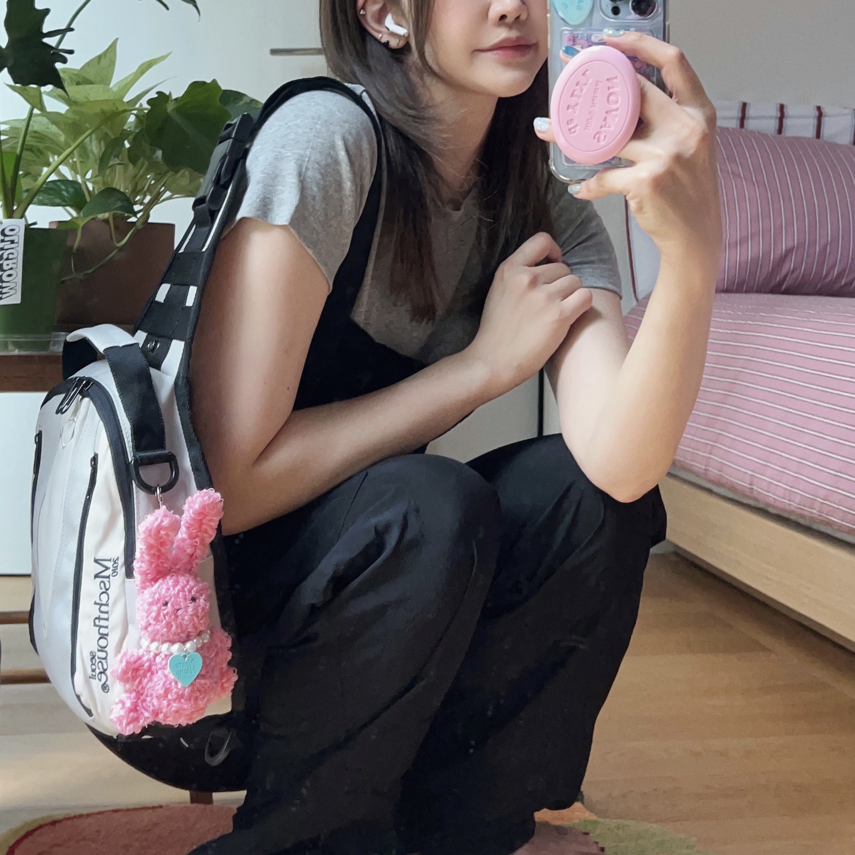 Mischief Cyclon Rhombus Sling Bag Light Grey 착용 스타일